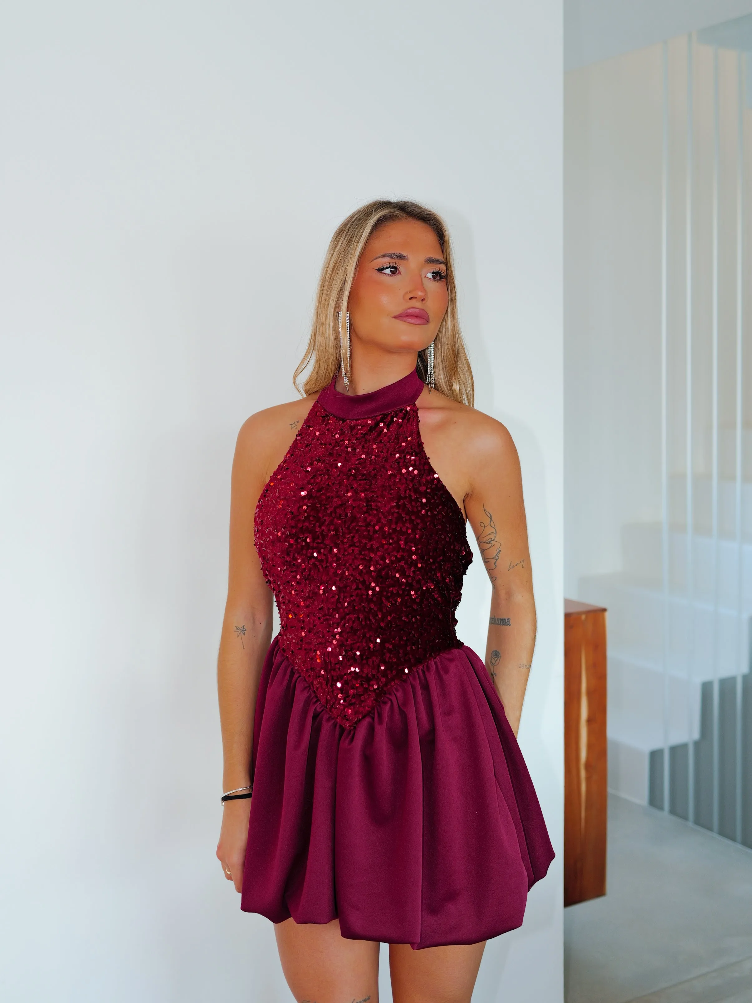 Vestido mini pomposo cuello halter burdeos sold by Sorellas product image thumbnail 4