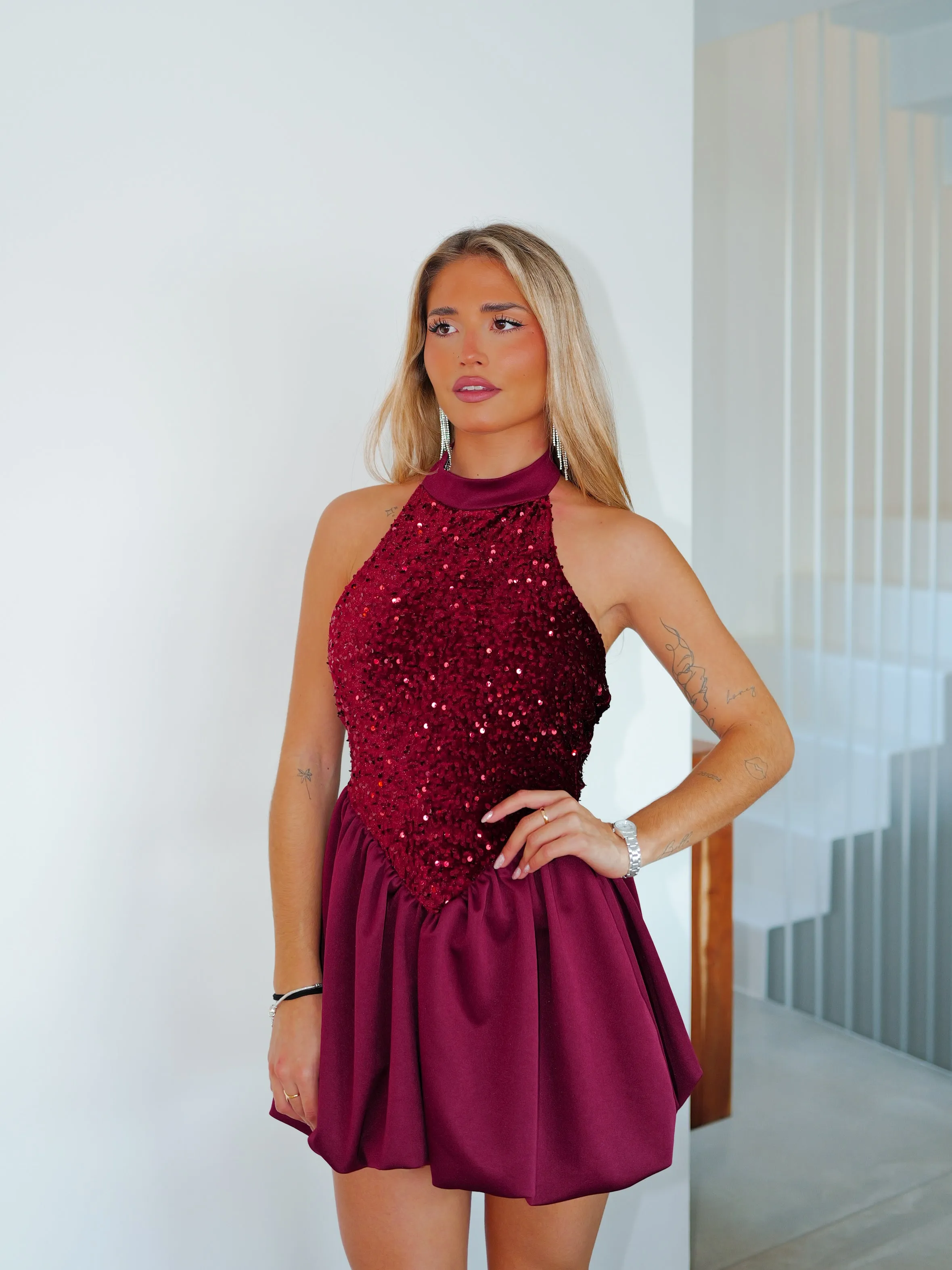 Vestido mini pomposo cuello halter burdeos sold by Sorellas product image thumbnail 3