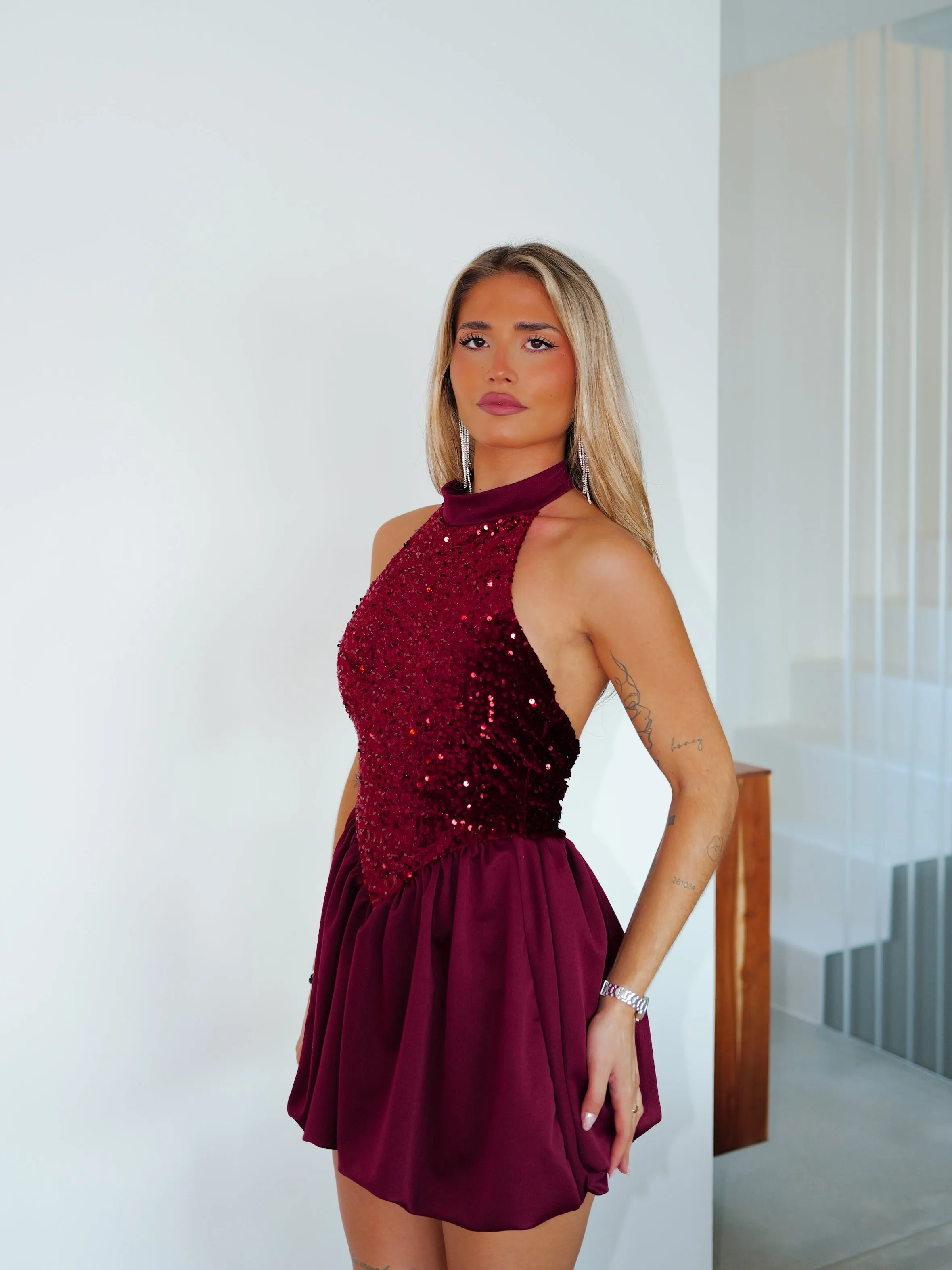 Vestido mini pomposo cuello halter burdeos sold by Sorellas product image thumbnail 2