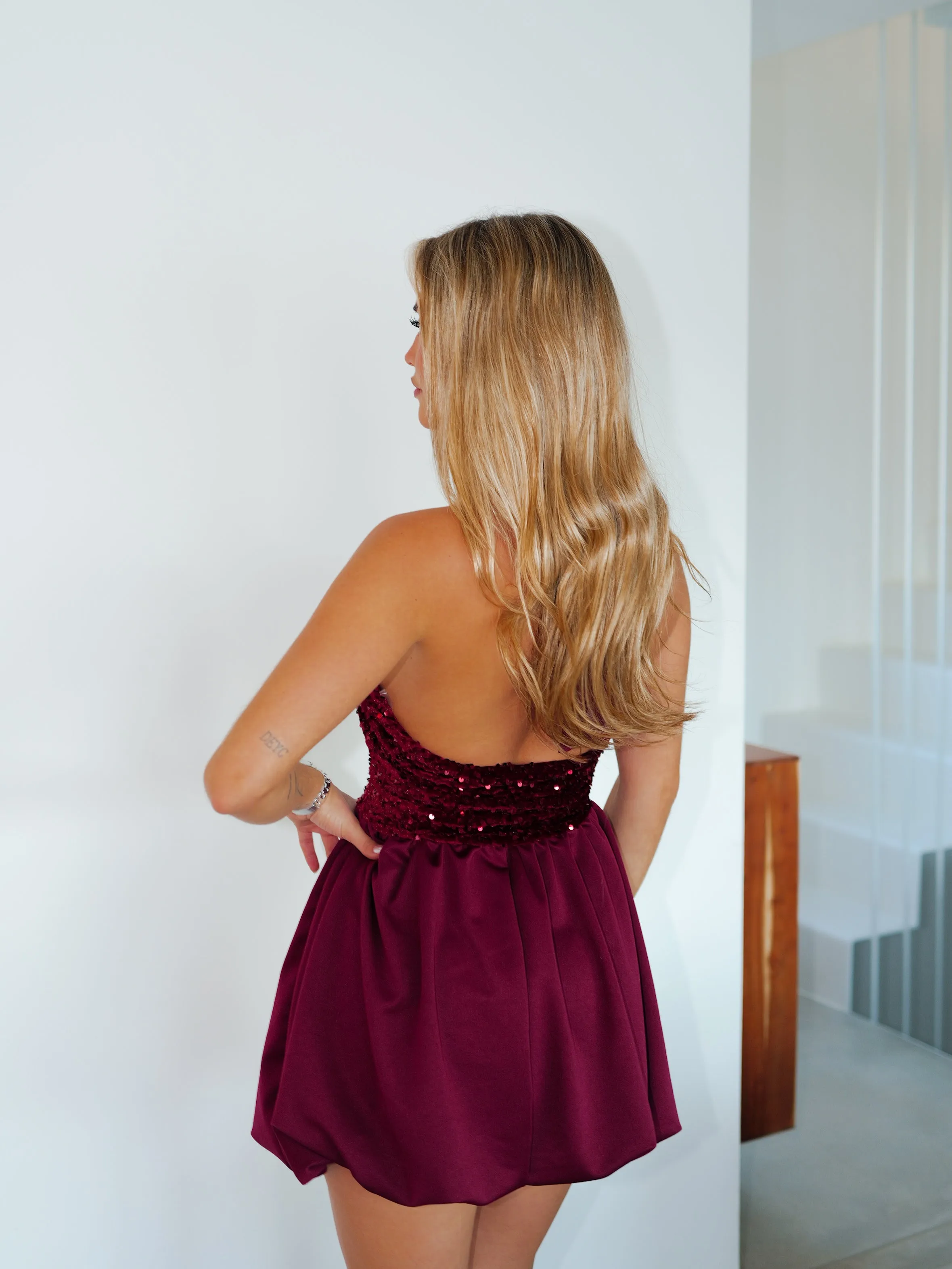 Vestido mini pomposo cuello halter burdeos sold by Sorellas product image thumbnail 5