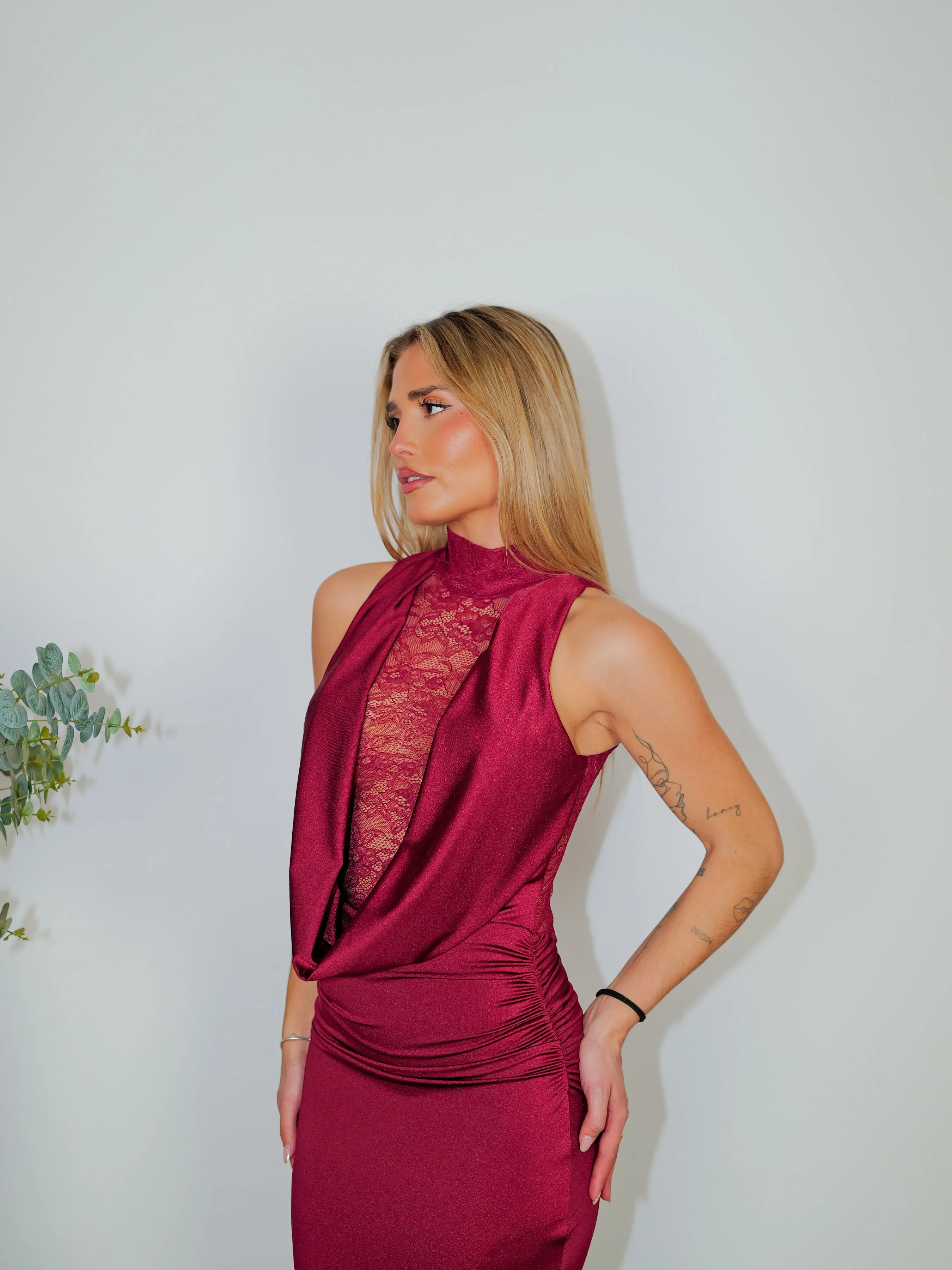 Vestido largo cascada escote encaje burdeos sold by Sorellas product image thumbnail 4