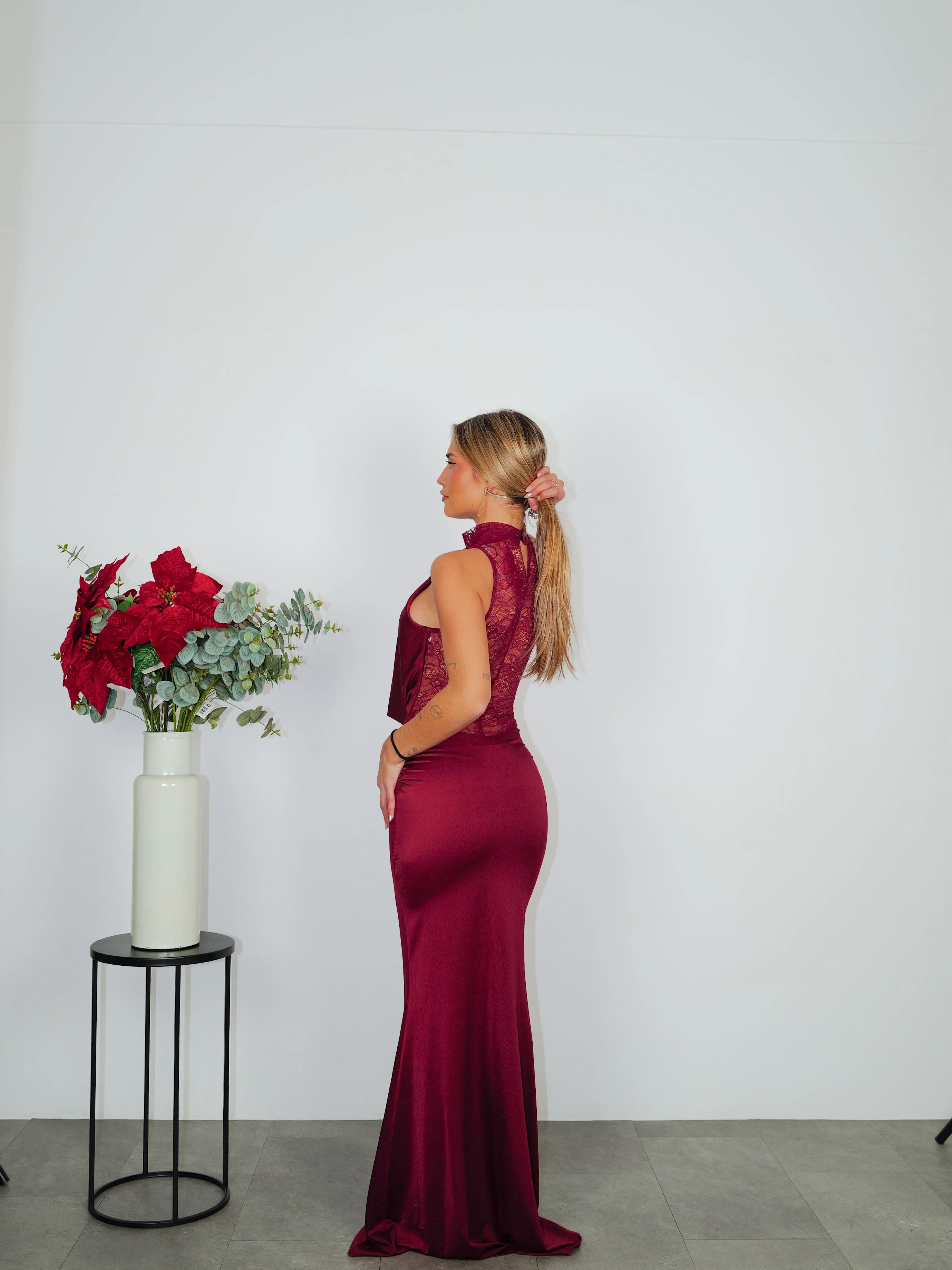 Vestido largo cascada escote encaje burdeos sold by Sorellas product image thumbnail 3