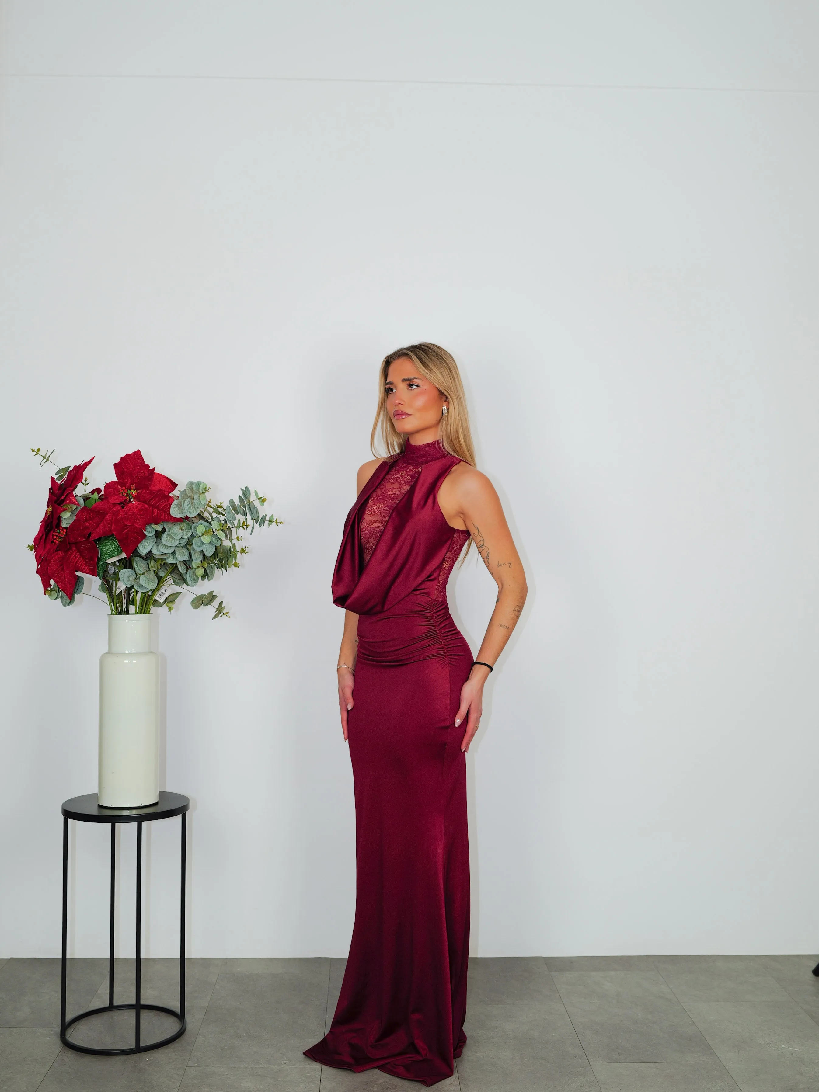 Vestido largo cascada escote encaje burdeos sold by Sorellas product image thumbnail 2