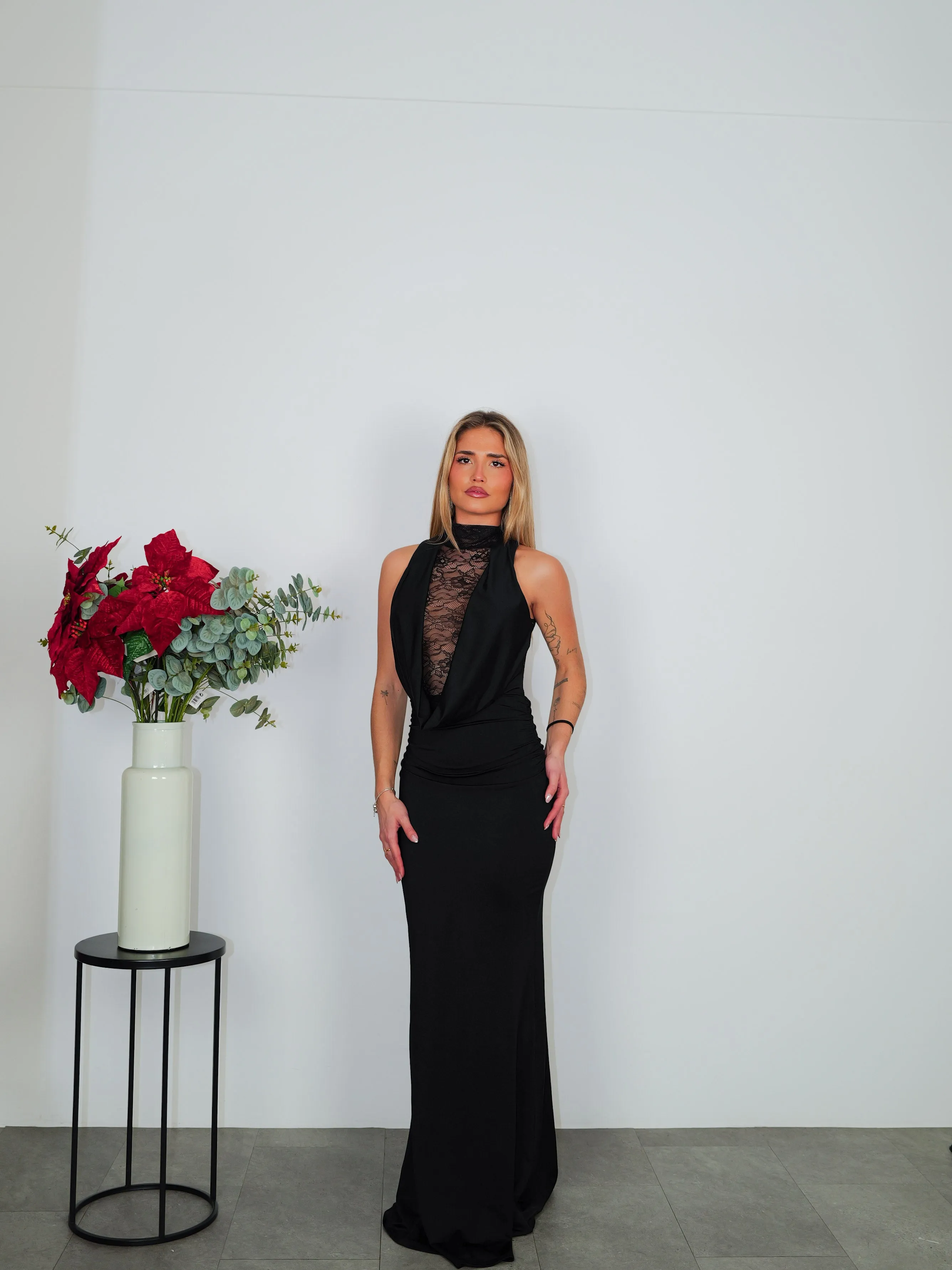 Vestido largo cascada escote encaje negro sold by Sorellas