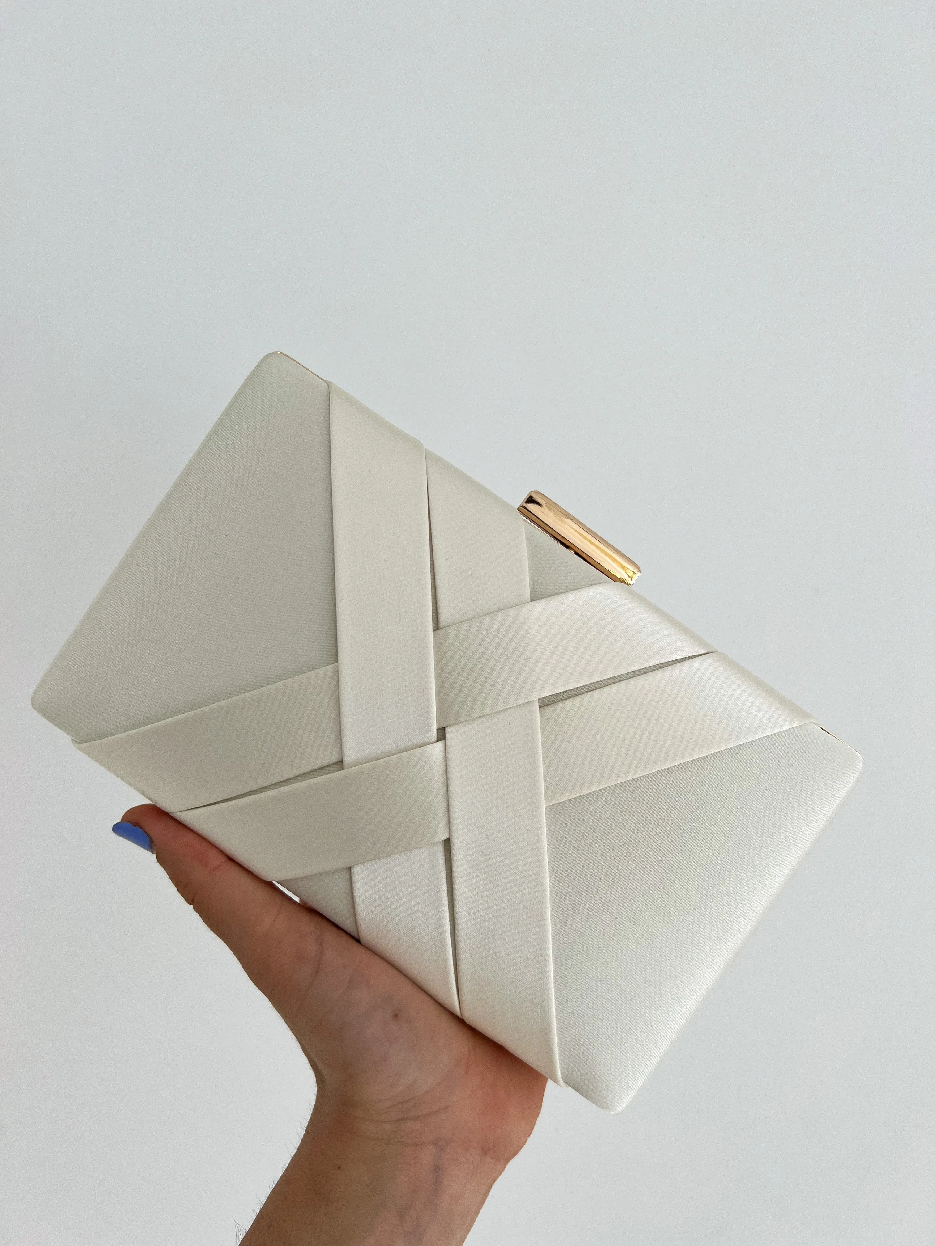 Clutch satinado crema sold by Sorellas product image thumbnail 2