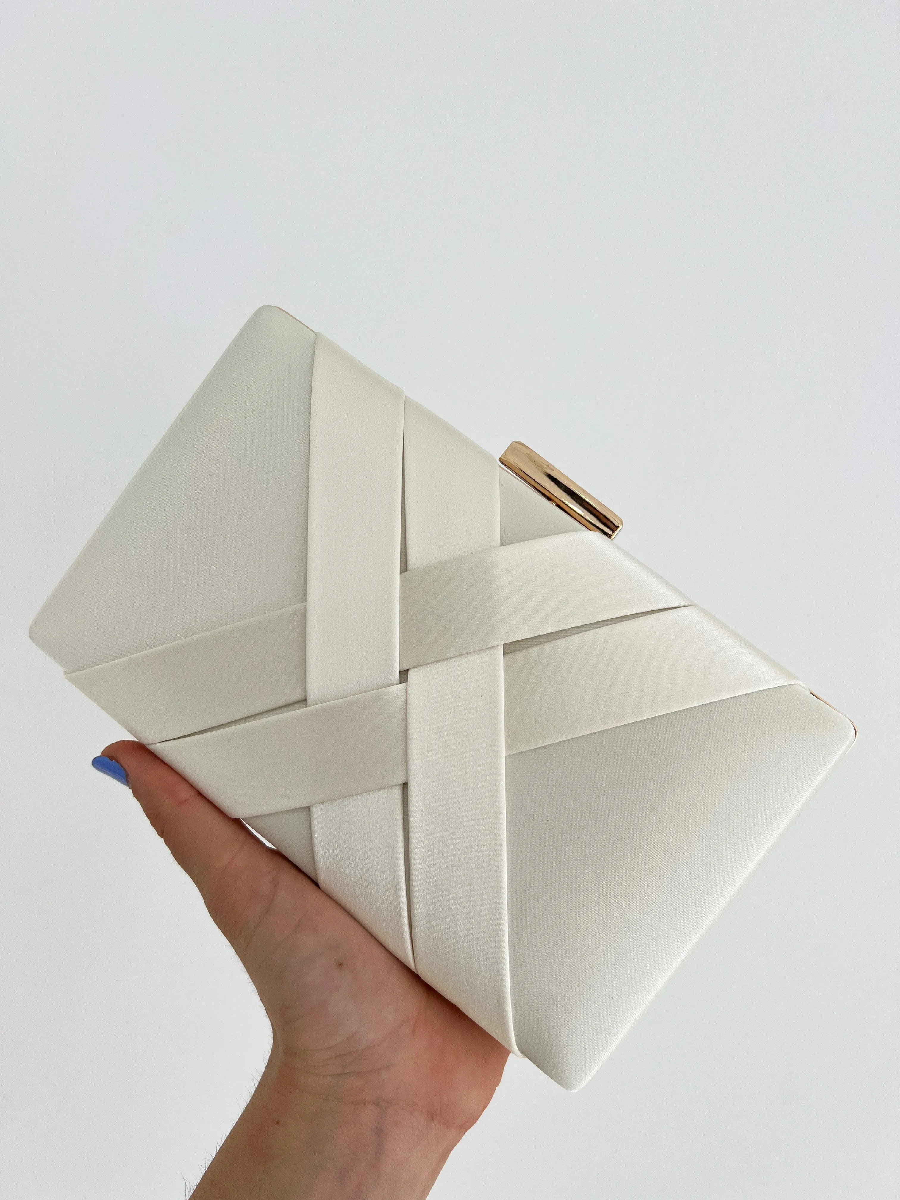 Clutch satinado crema sold by Sorellas