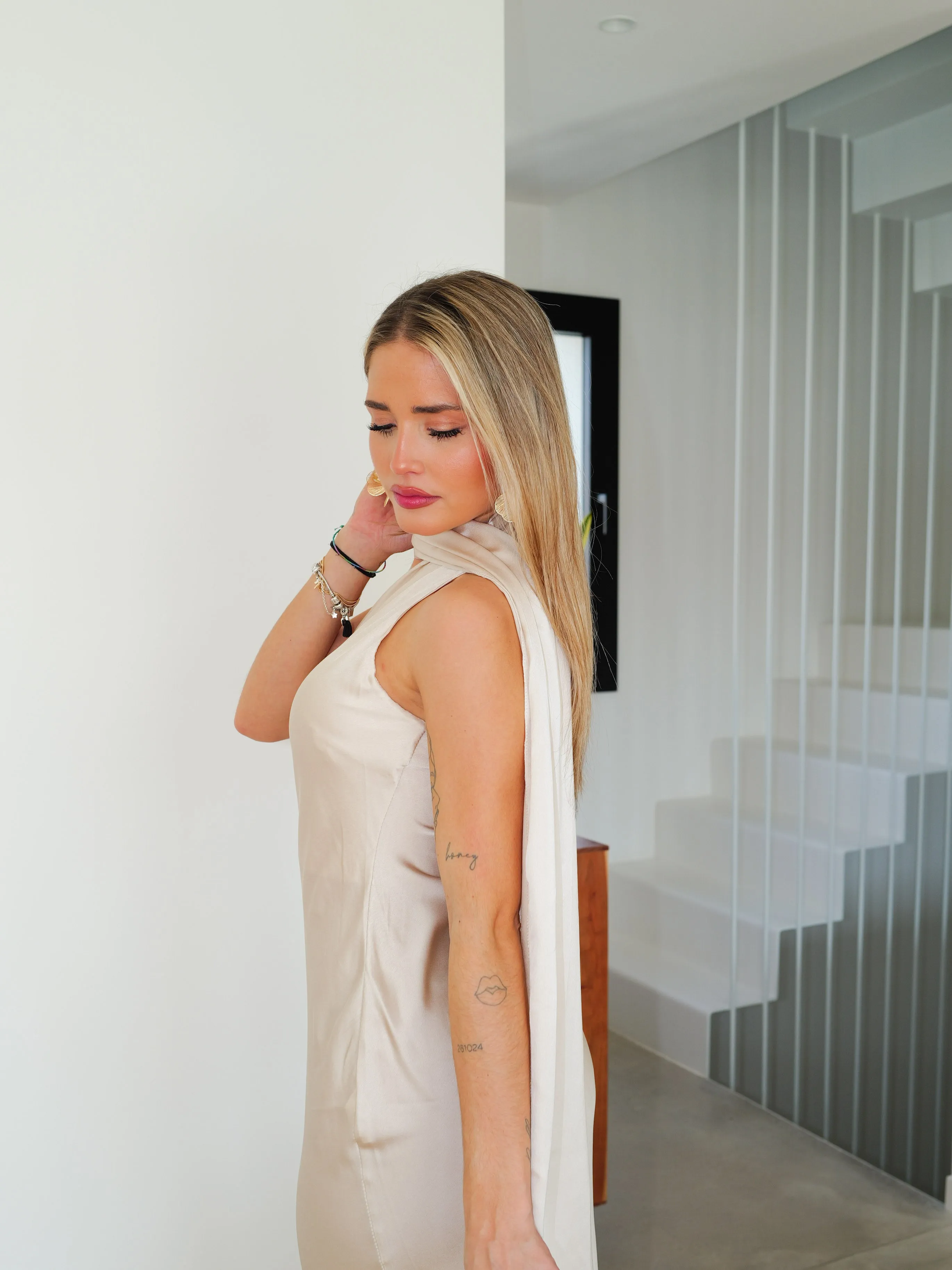 Vestido largo raso choker beige sold by Sorellas product image thumbnail 4