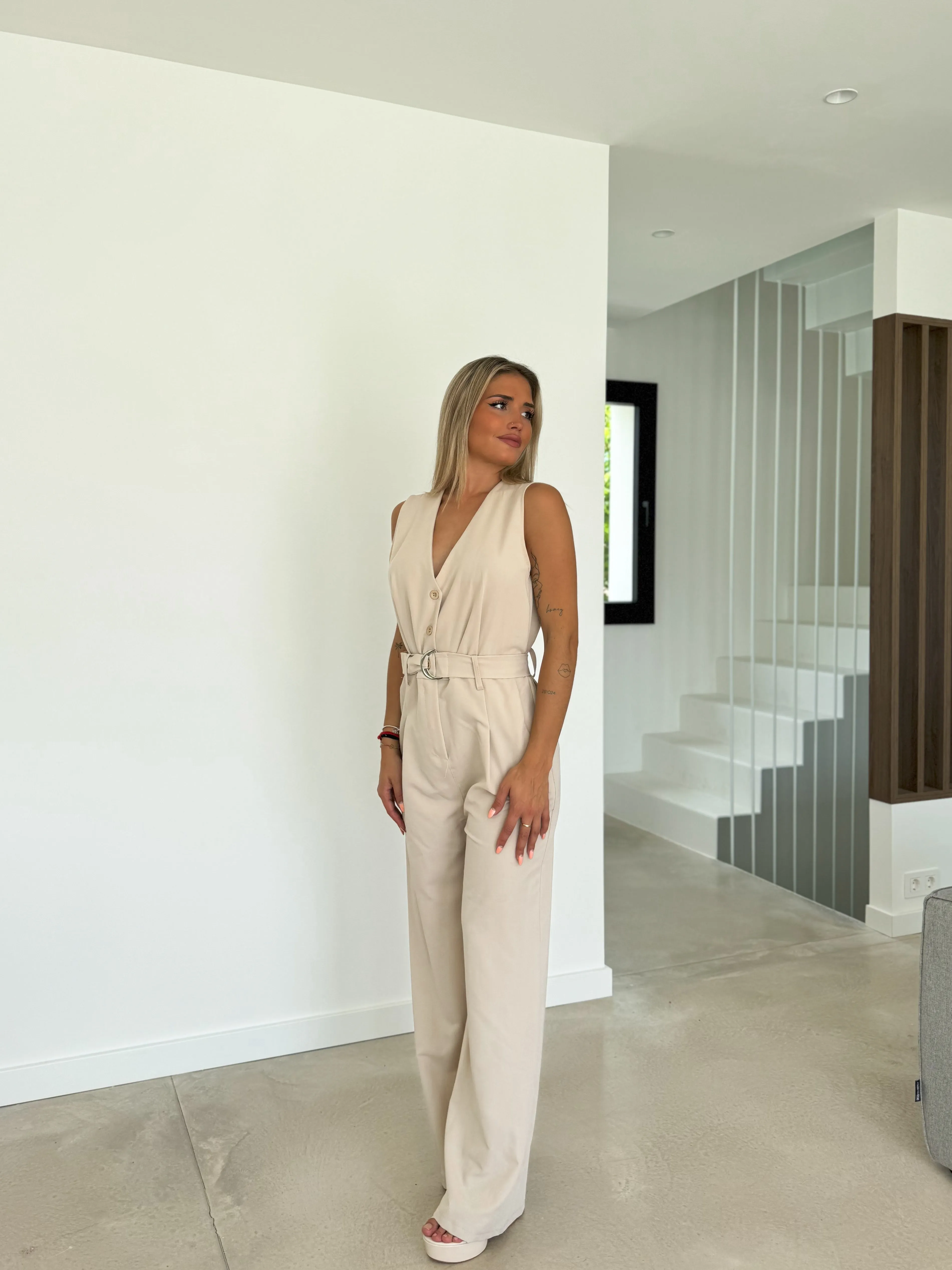 Mono traje cuello pico beige sold by Sorellas product image thumbnail 5