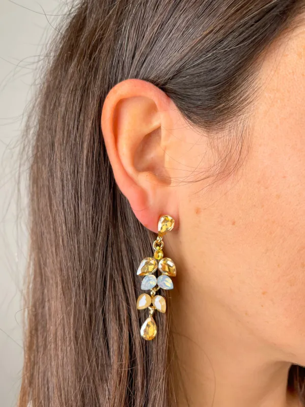 Pendientes piedras tres beige sold by Sorellas