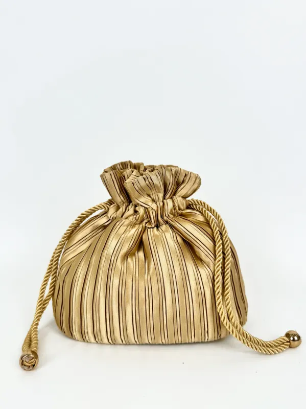 Clutch saco satinado dorado sold by Sorellas