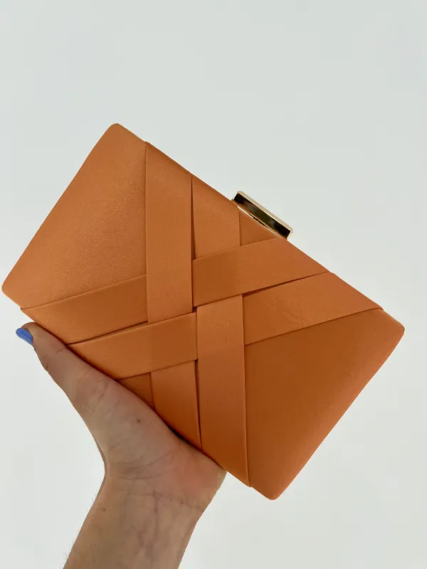 Clutch satinado naranja sold by Sorellas