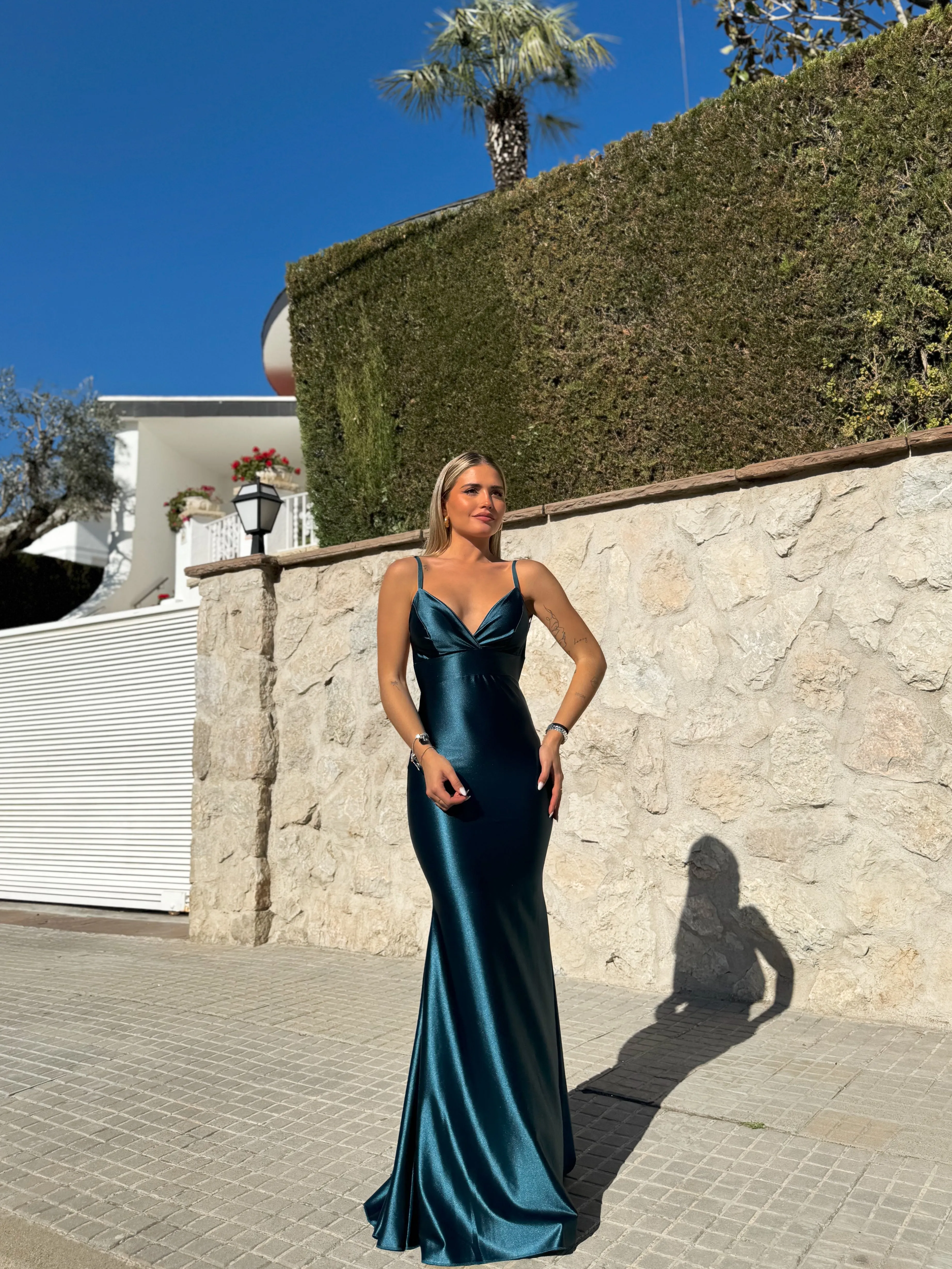 Vestido pico satinado espalda petróleo sold by Sorellas product image thumbnail 3