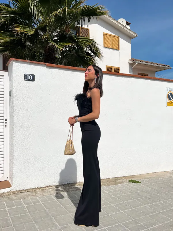 Mono largo plumas negro sold by Sorellas