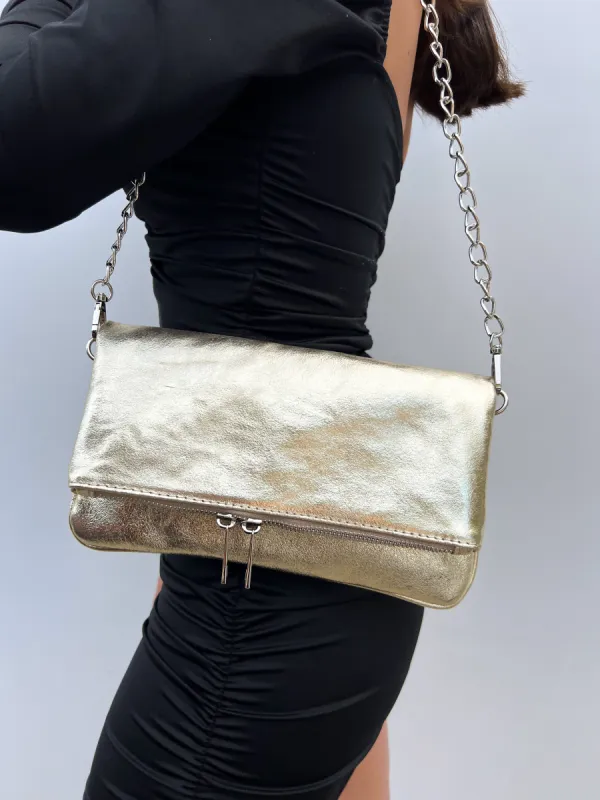 Bolso piel cadenas dorado sold by Sorellas