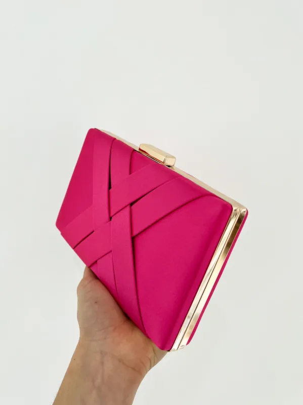 Clutch satinado fucsia sold by Sorellas