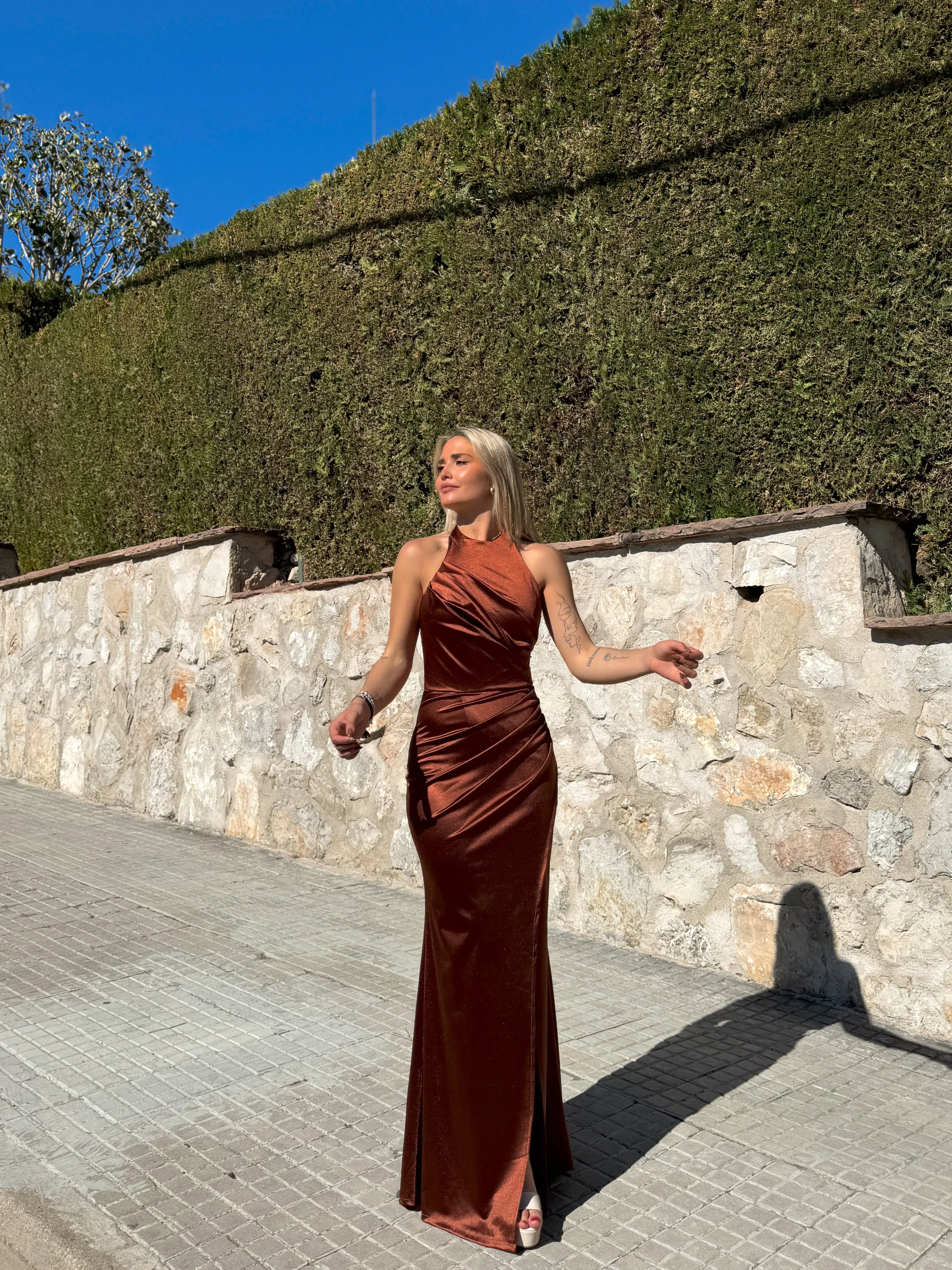 Vestido largo halter drapeado bronce sold by Sorellas product image thumbnail 2