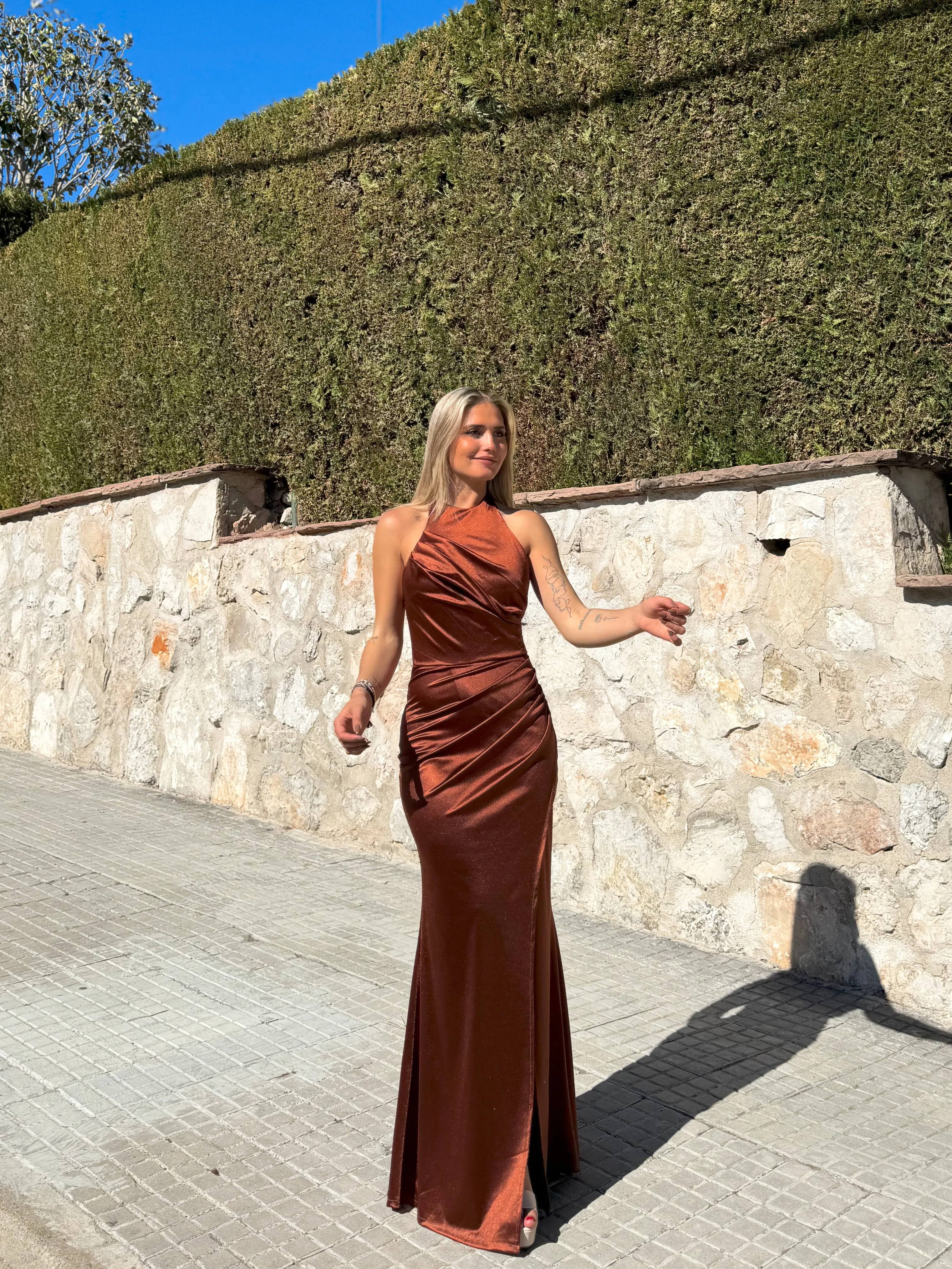 Vestido largo halter drapeado bronce sold by Sorellas