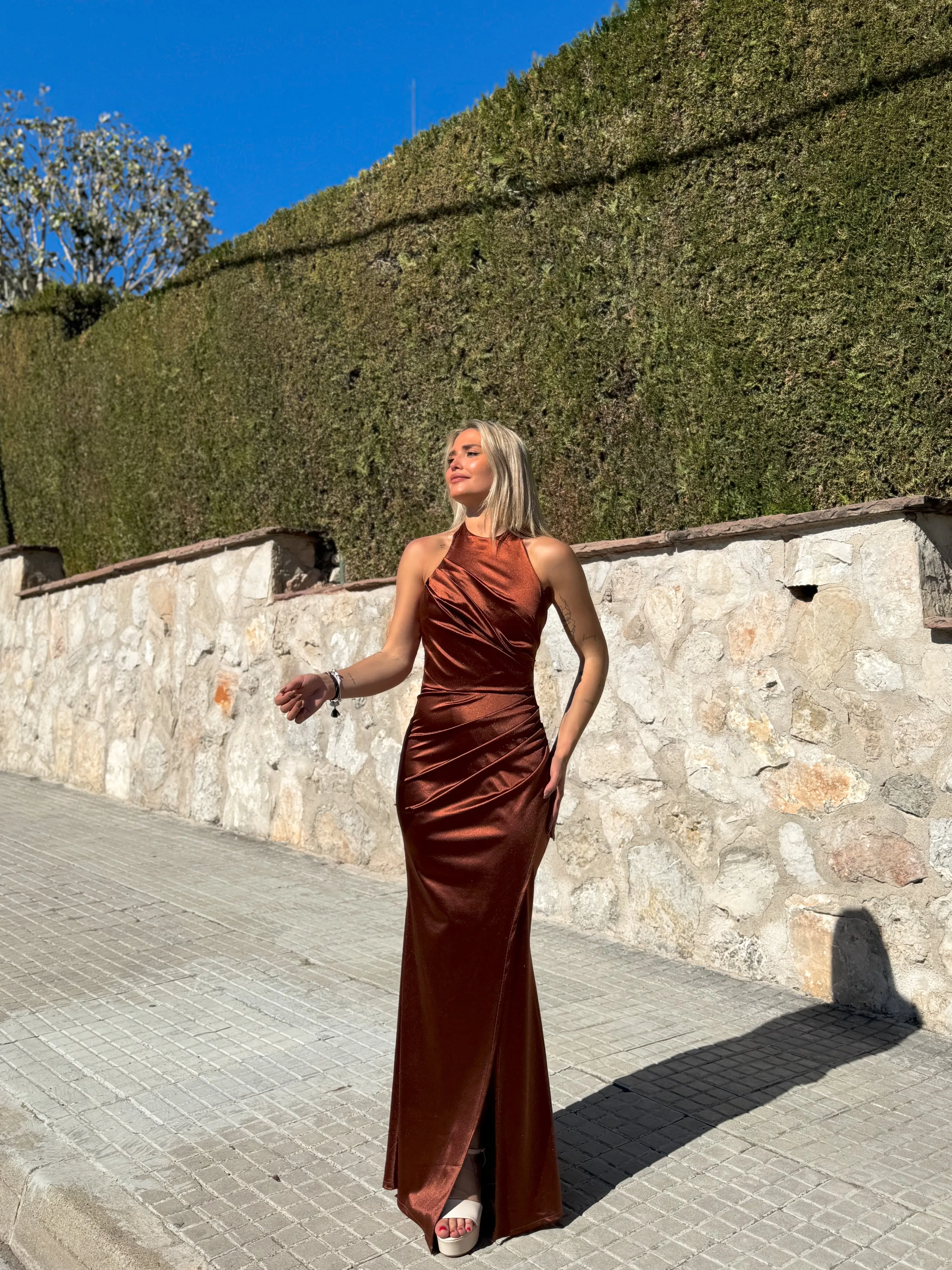 Vestido largo halter drapeado bronce sold by Sorellas product image thumbnail 3