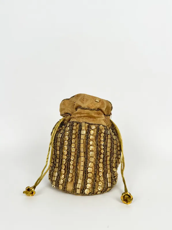 Clutch saco adornos dorado sold by Sorellas