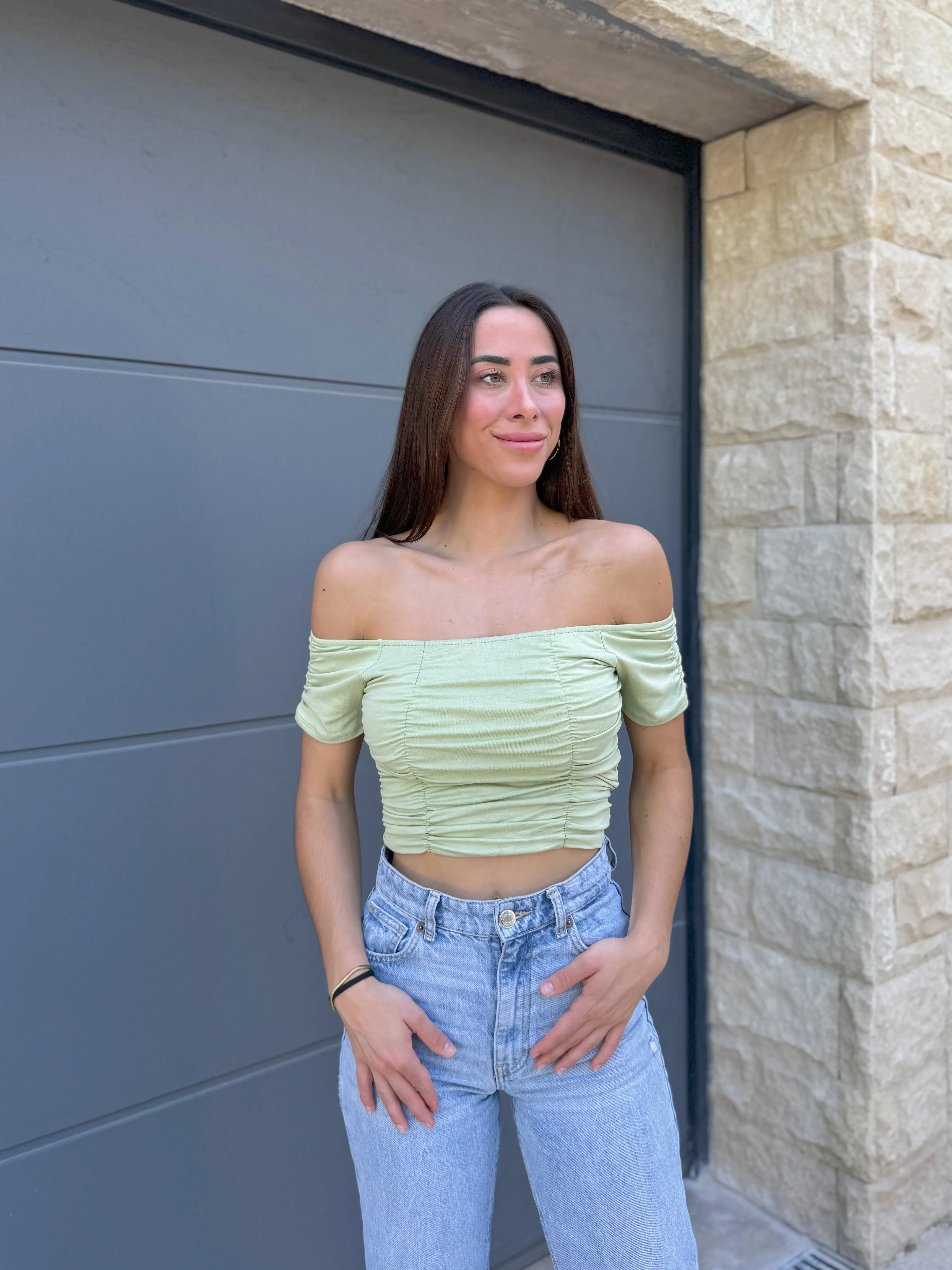 Top bardot manguitos frunce oliva sold by Sorellas