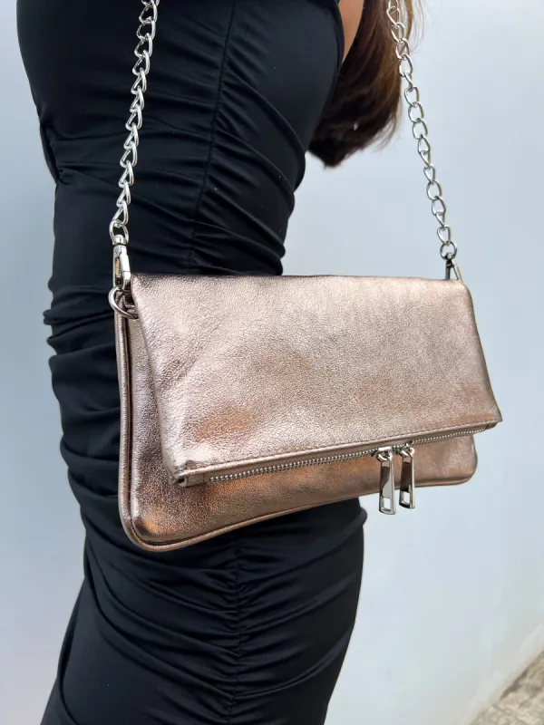 Bolso piel cadenas bronce sold by Sorellas