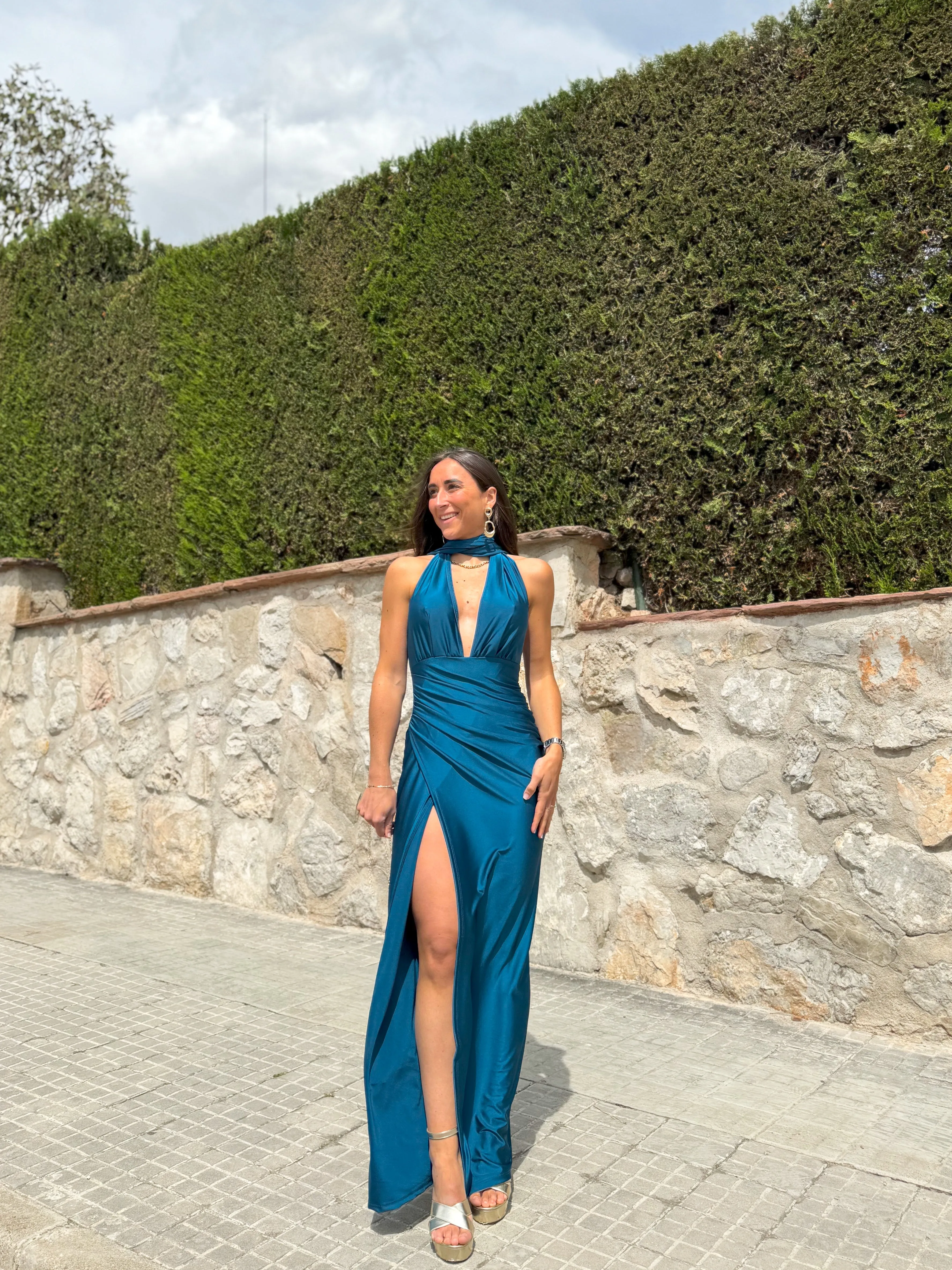 Vestido pico choker satin petróleo sold by Sorellas