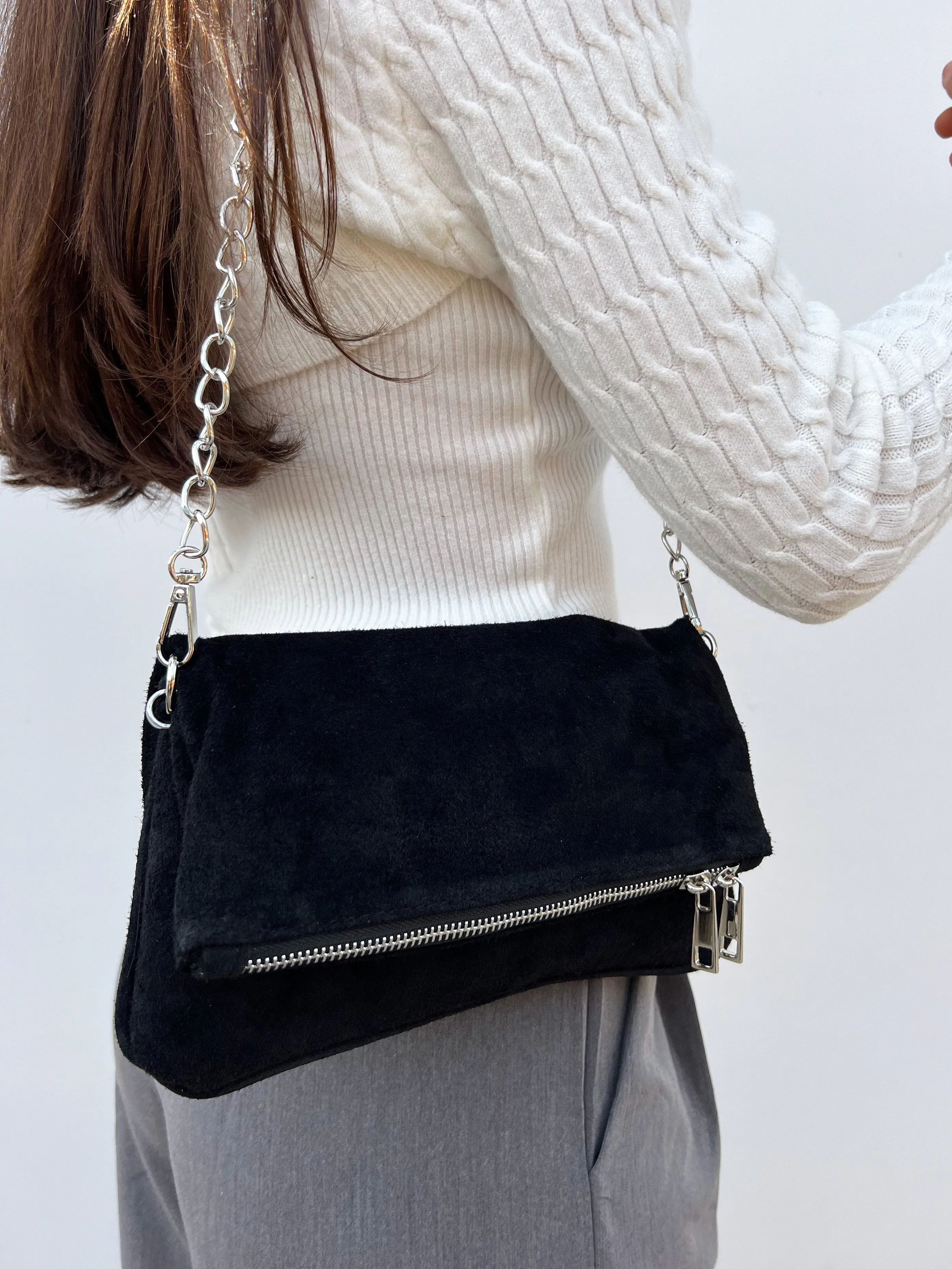 Bolso piel cadenas ante negro sold by Sorellas