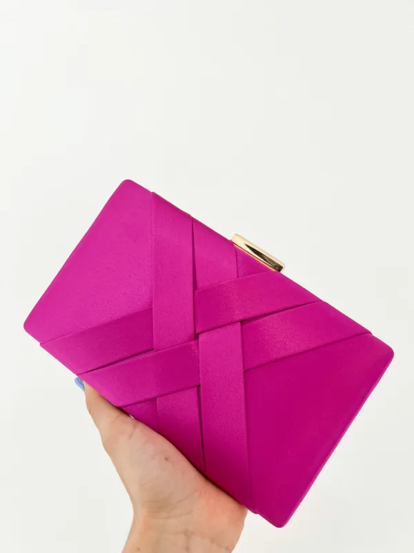 Clutch satinado rosa sold by Sorellas