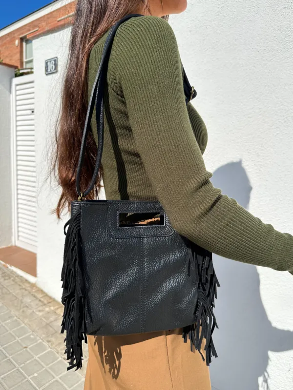 Bolso piel lisa flecos negro sold by Sorellas