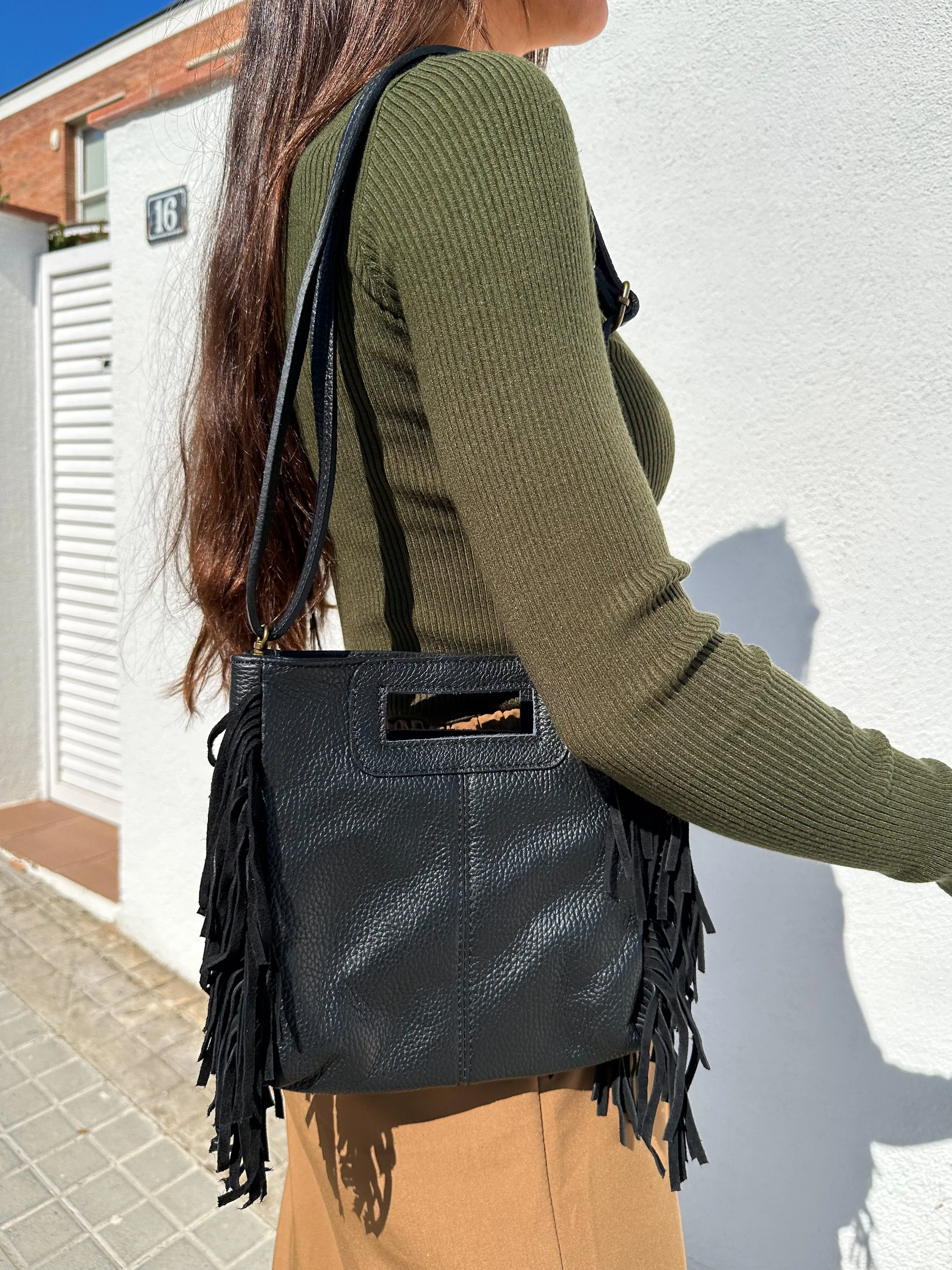 Bolso piel lisa flecos negro sold by Sorellas