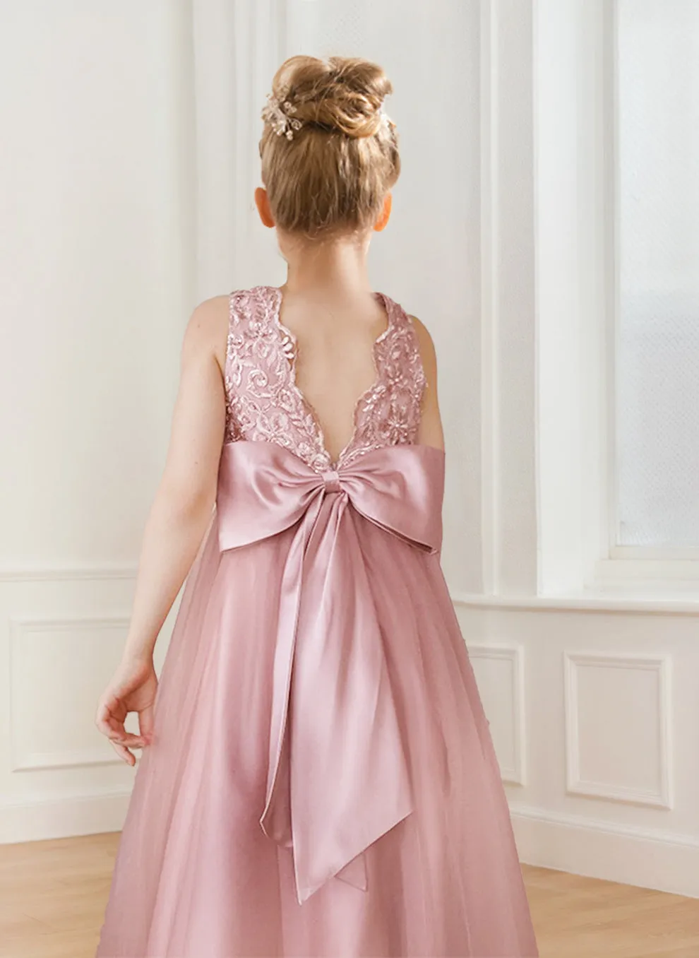 A-Line/Princess Scoop Neck Tulle Flower Girl Dresses with Appliques sold by Lavetir product image thumbnail 2