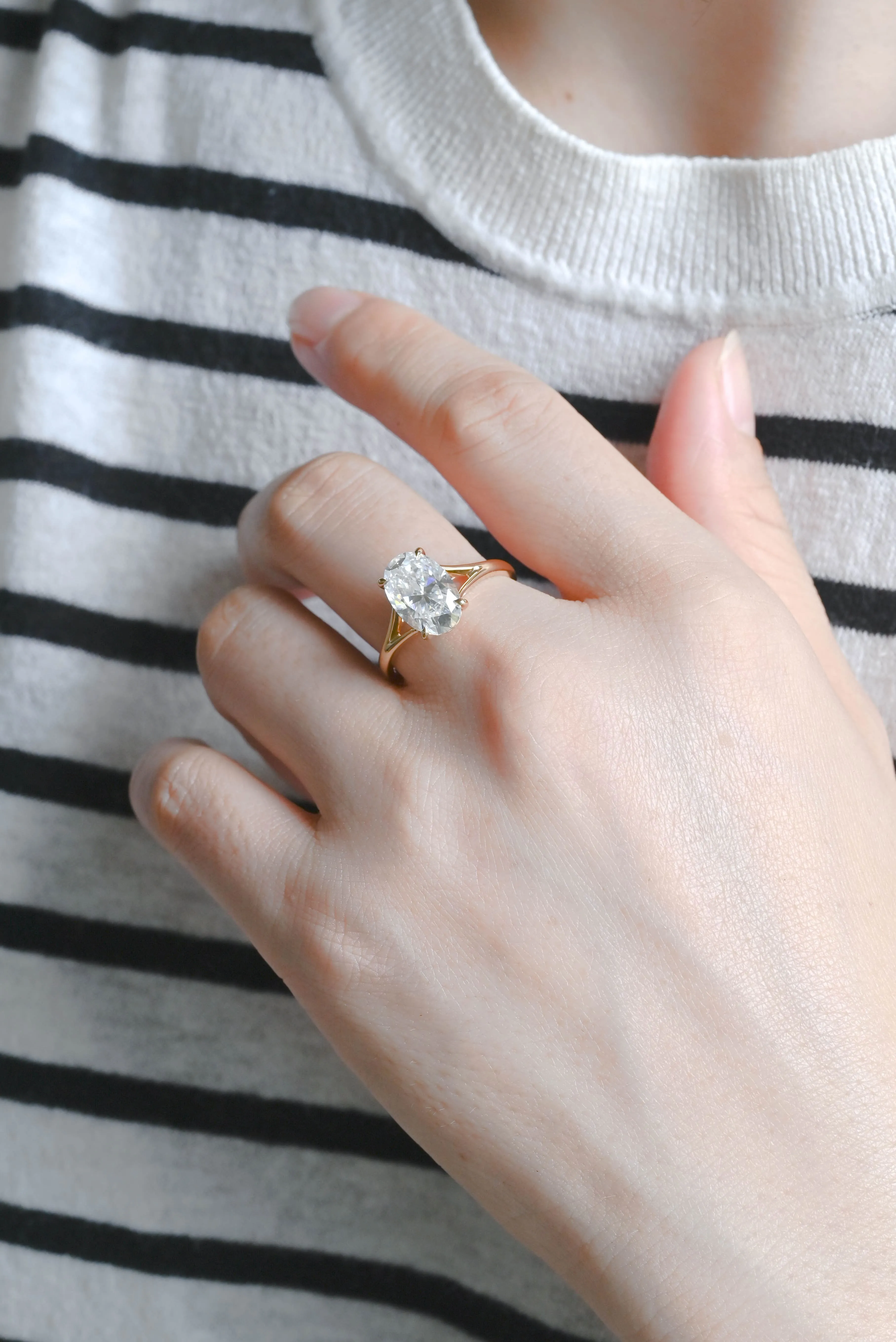 Solid Gold D/VS1 Split Shank Oval Cut Lab Grown Diamond Engagement Ring sold by Causyou product image thumbnail 4