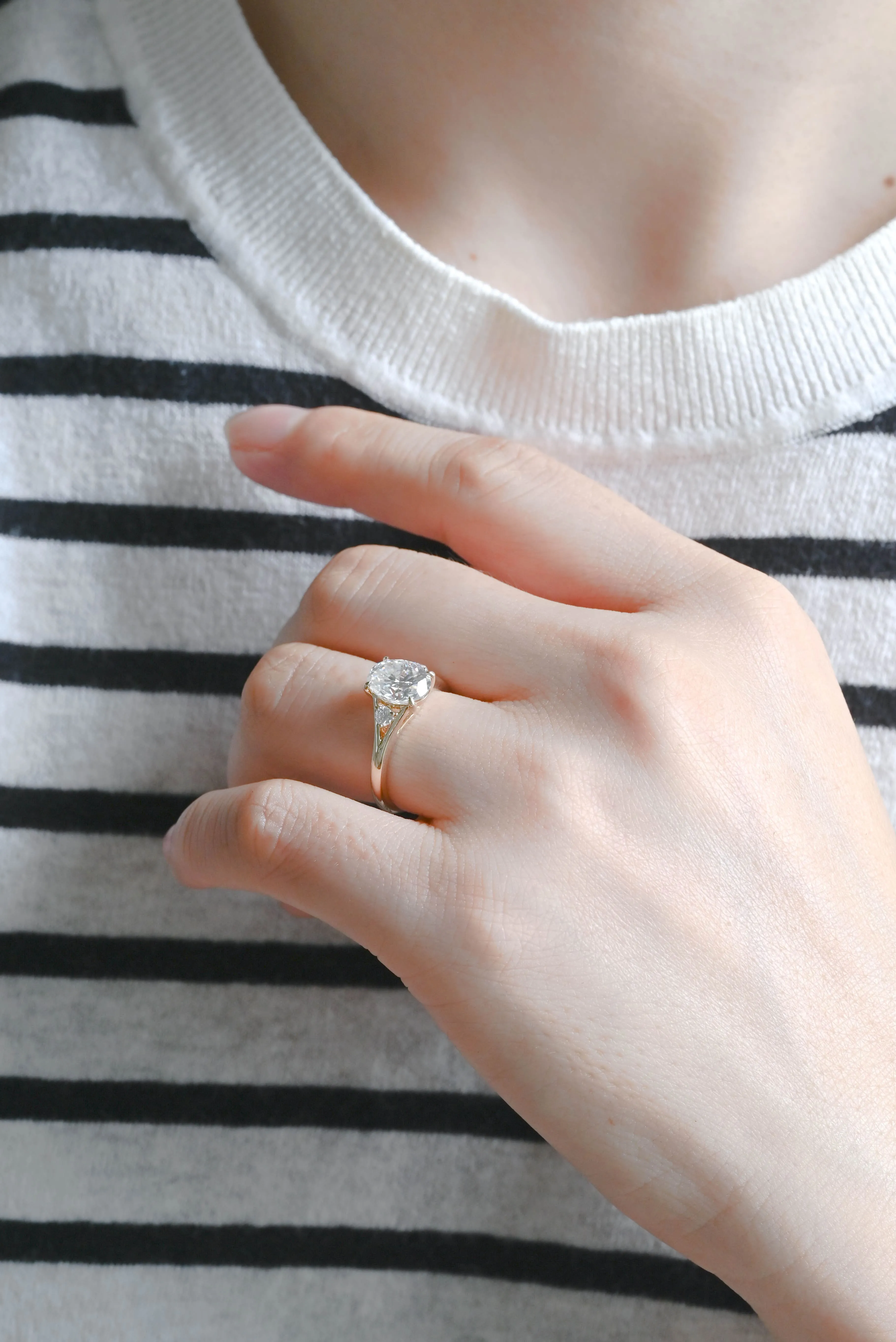 Solid Gold D/VS1 Oval Cut Lab Grown Diamond Engagement Ring sold by Causyou product image thumbnail 4