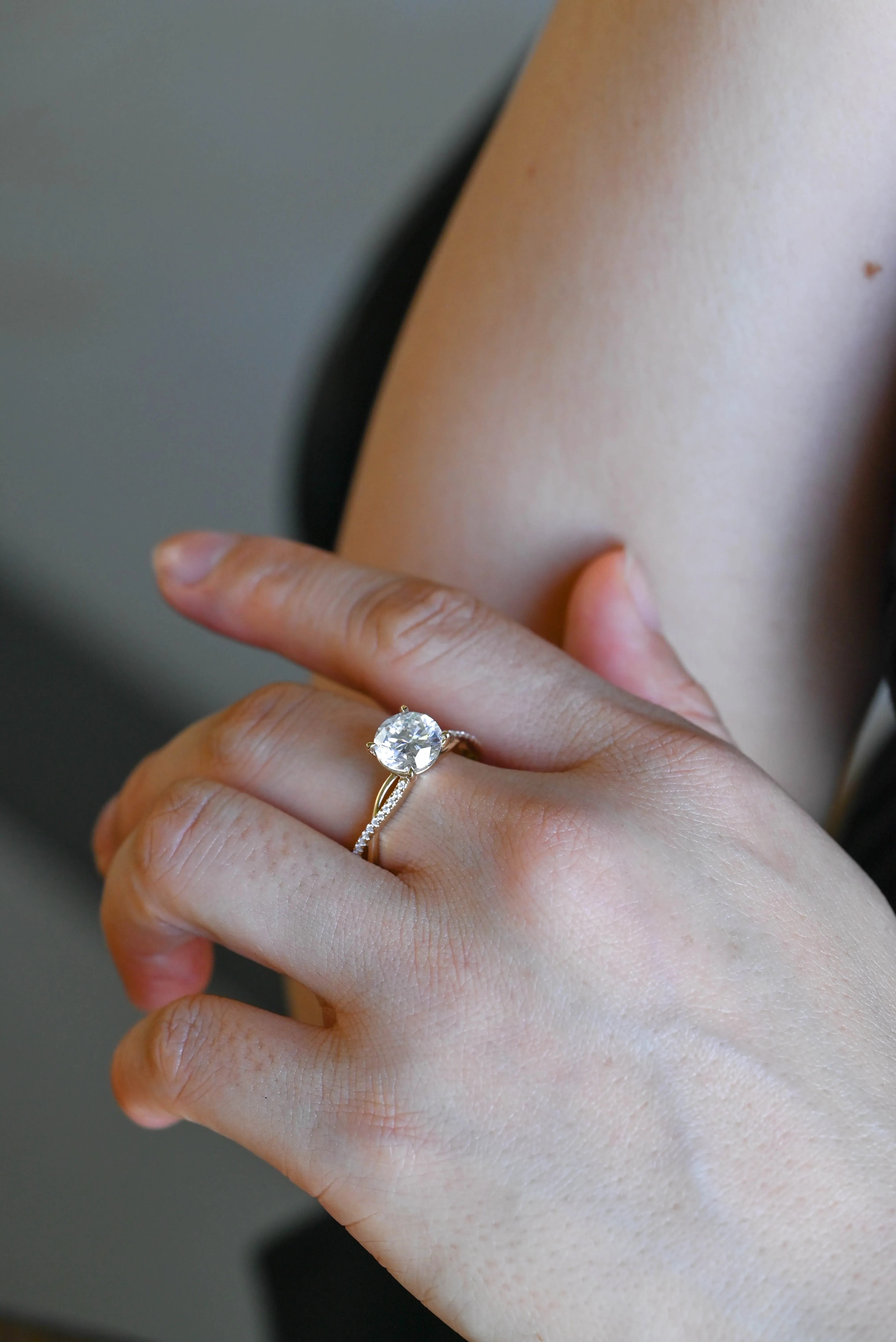 Solid Gold D/VS1 Twisted Band Round Cut Lab Grown Diamond Engagement Ring sold by Causyou product image thumbnail 2