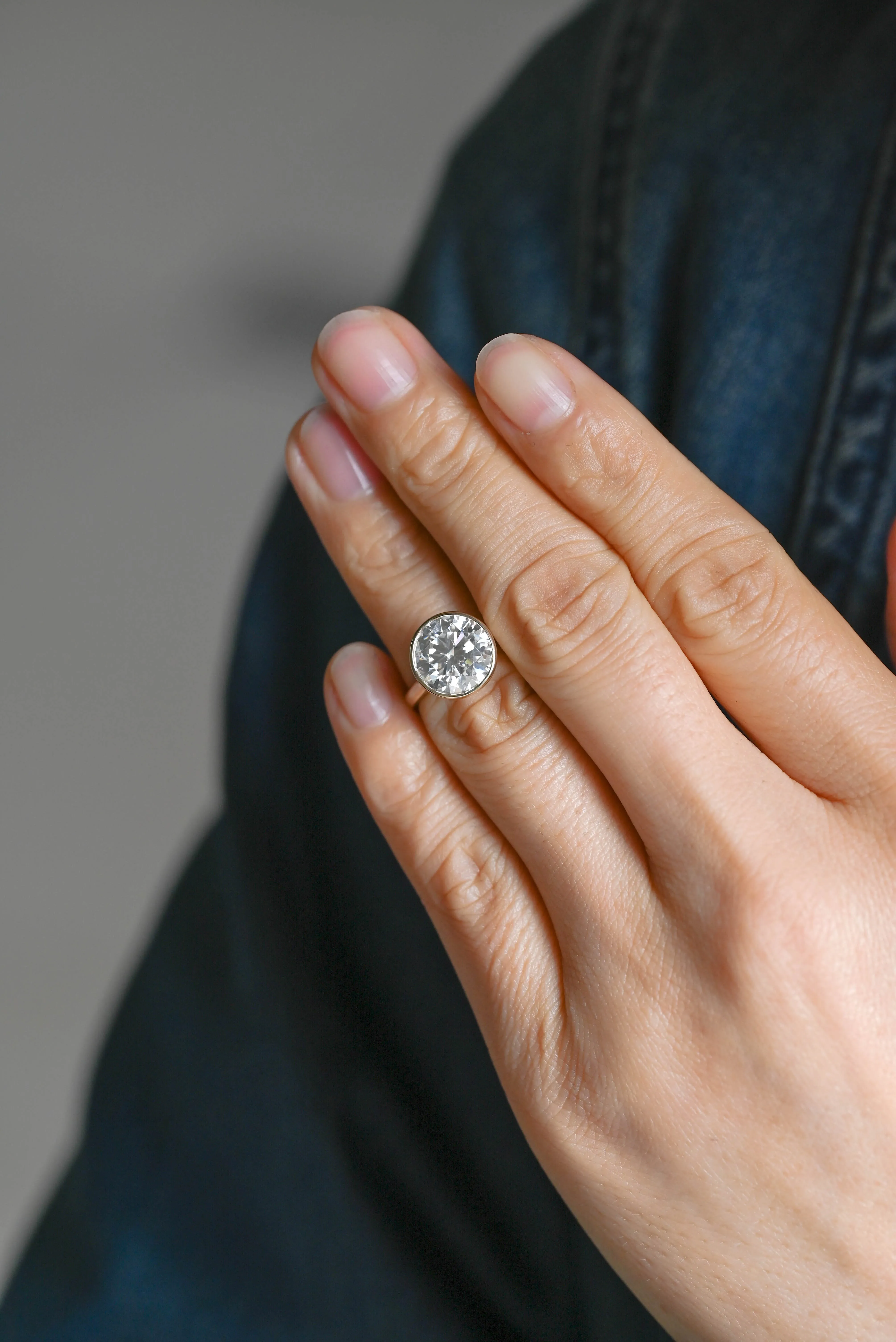 Solid Gold D/VS1 Bezel High Setting Round Cut Lab Grown Diamond Engagement Ring sold by Causyou product image thumbnail 2