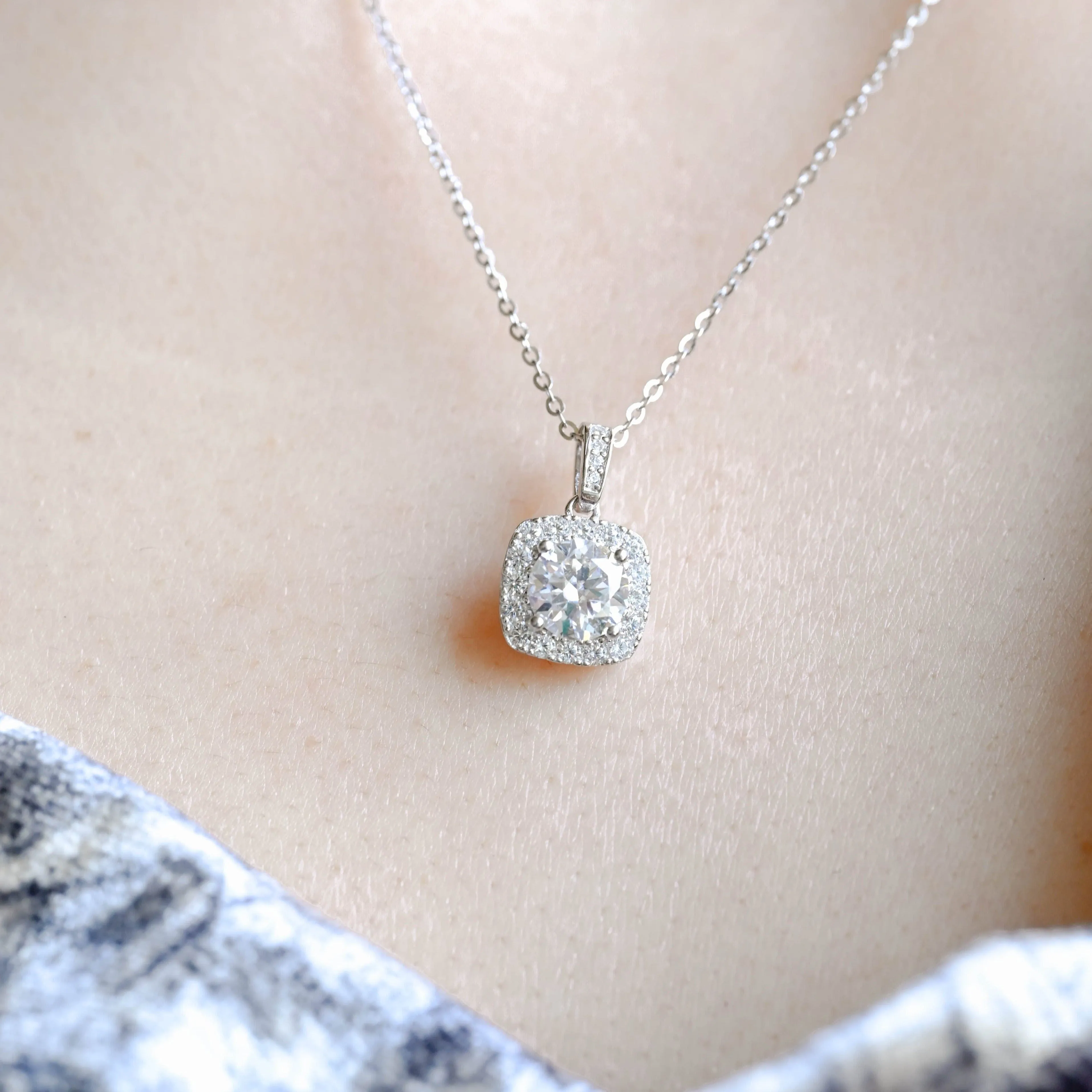 Solid Gold Halo Round Cut Moissanite Pendant sold by Causyou product image thumbnail 3