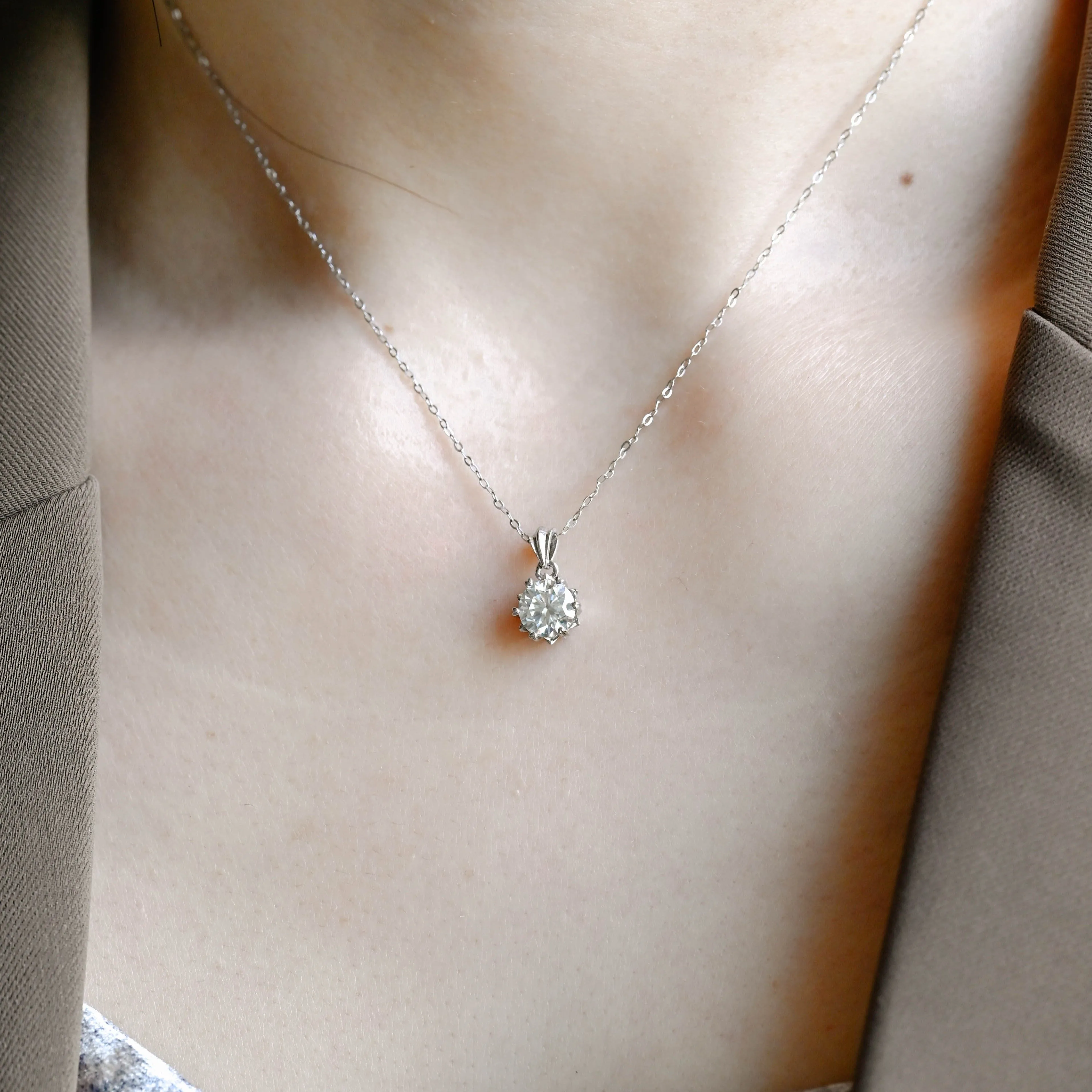 Solid Gold Floral Round Cut Moissanite Pendant sold by Causyou product image thumbnail 2