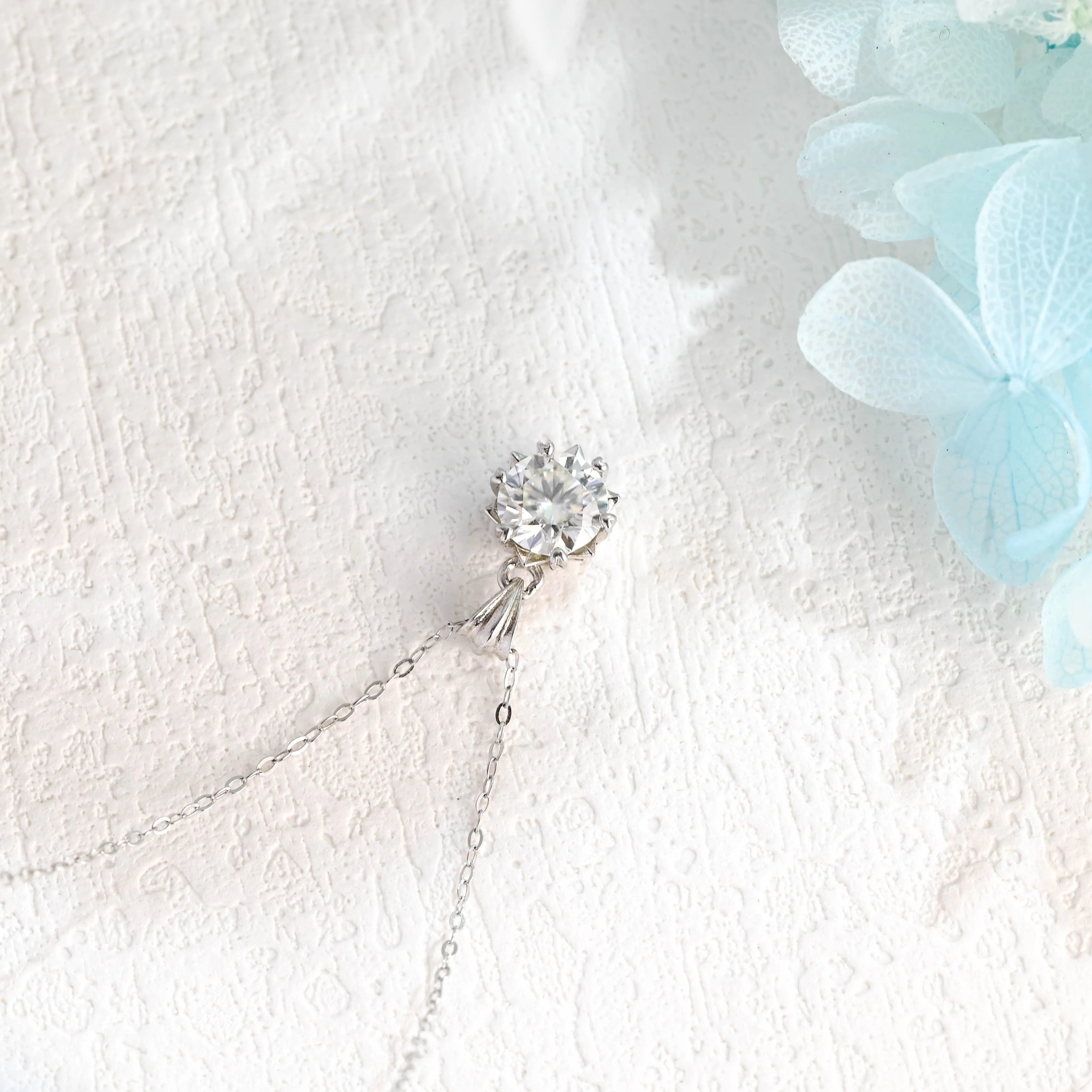 Solid Gold Floral Round Cut Moissanite Pendant sold by Causyou product image thumbnail 5