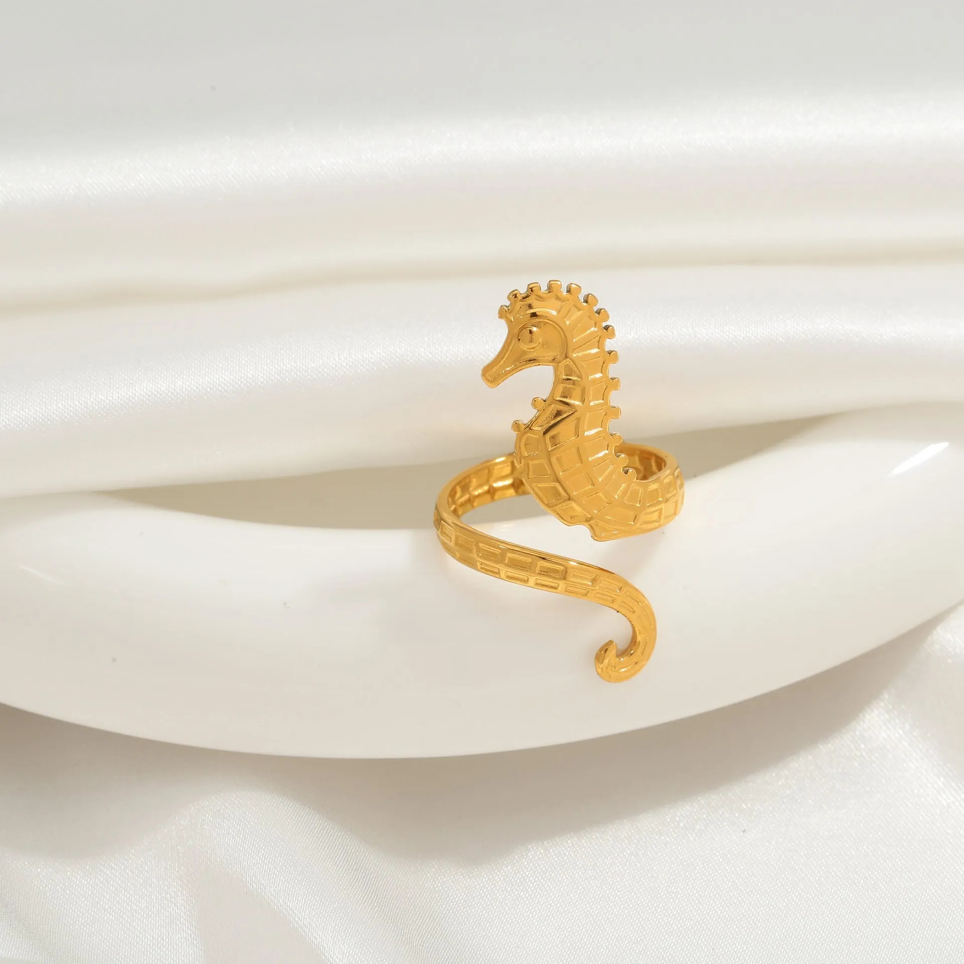 European and American InS-style jewelry rings and bracelets, 18K gold seahorse rings, simple, light luxury and high-end jewelry sold by Maiden-Art product image thumbnail 3