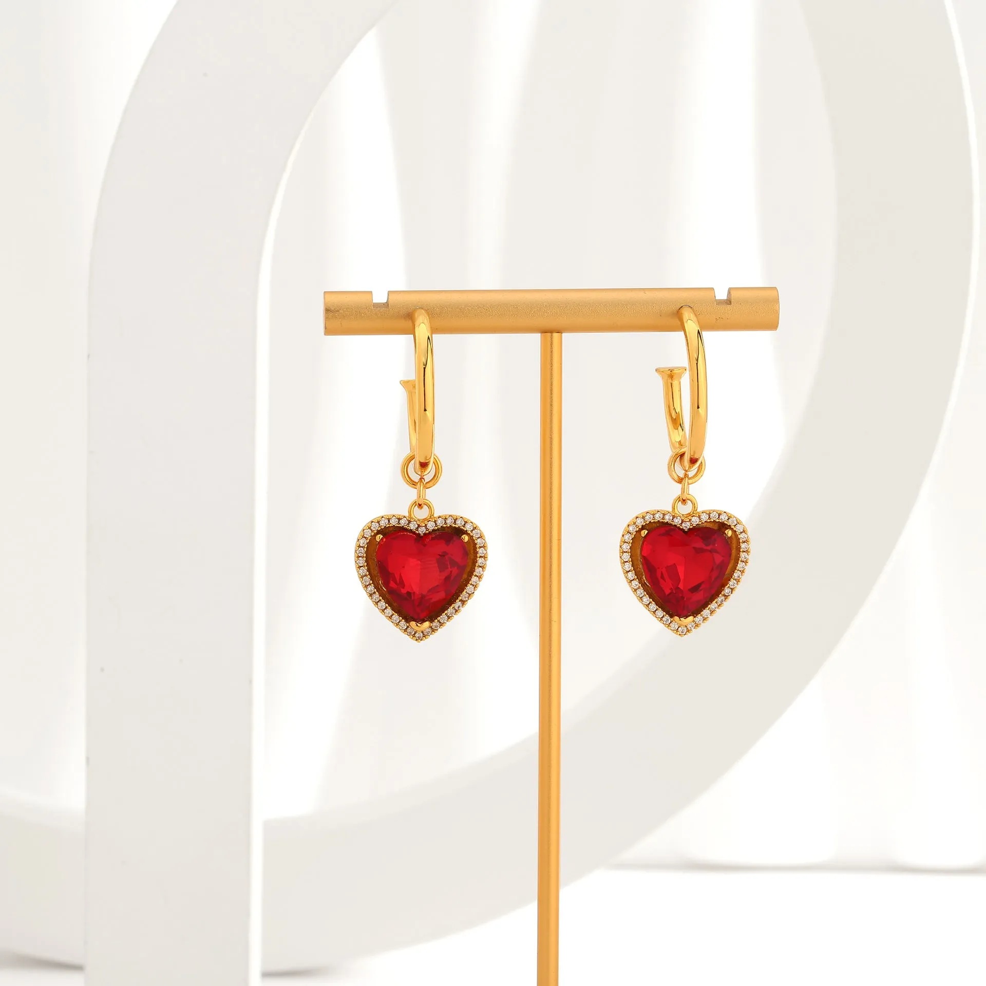 Light luxury retro red heart-shaped earrings, Herben-style noble lady's high-end and elegant ear rings, heart-shaped zircon earrings sold by Maiden-Art
