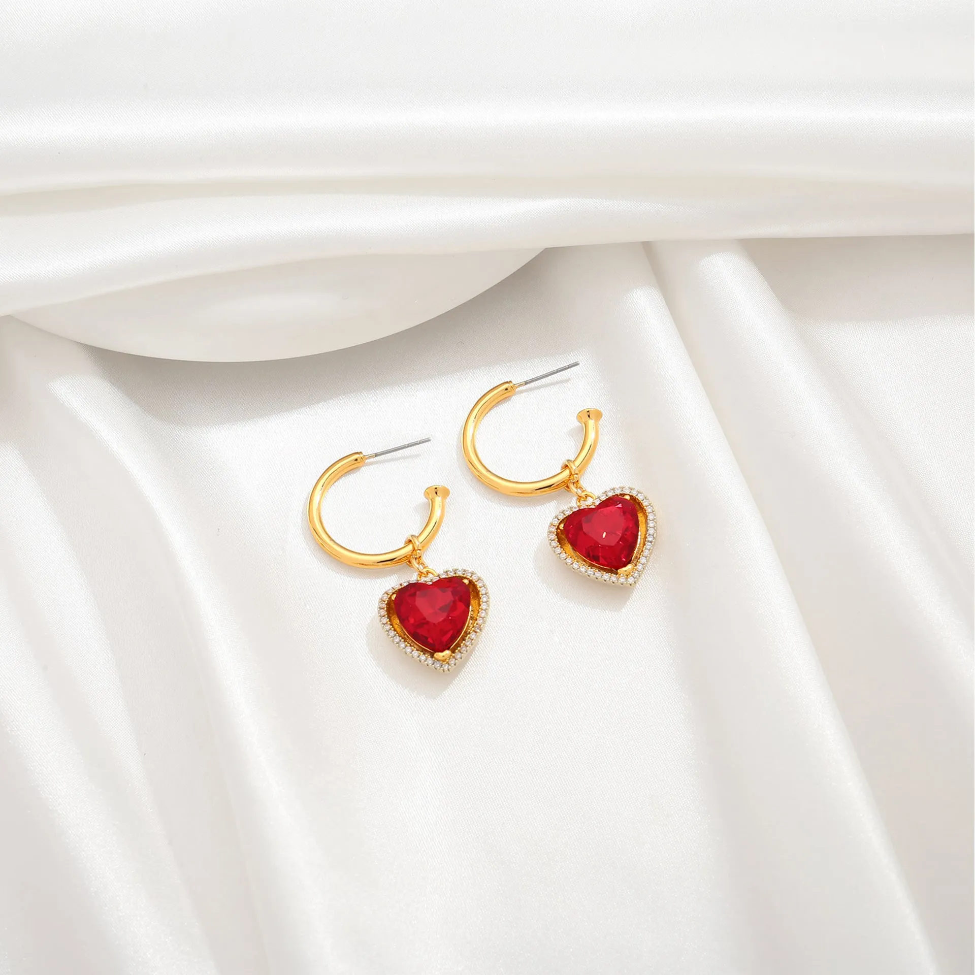 Light luxury retro red heart-shaped earrings, Herben-style noble lady's high-end and elegant ear rings, heart-shaped zircon earrings sold by Maiden-Art product image thumbnail 2