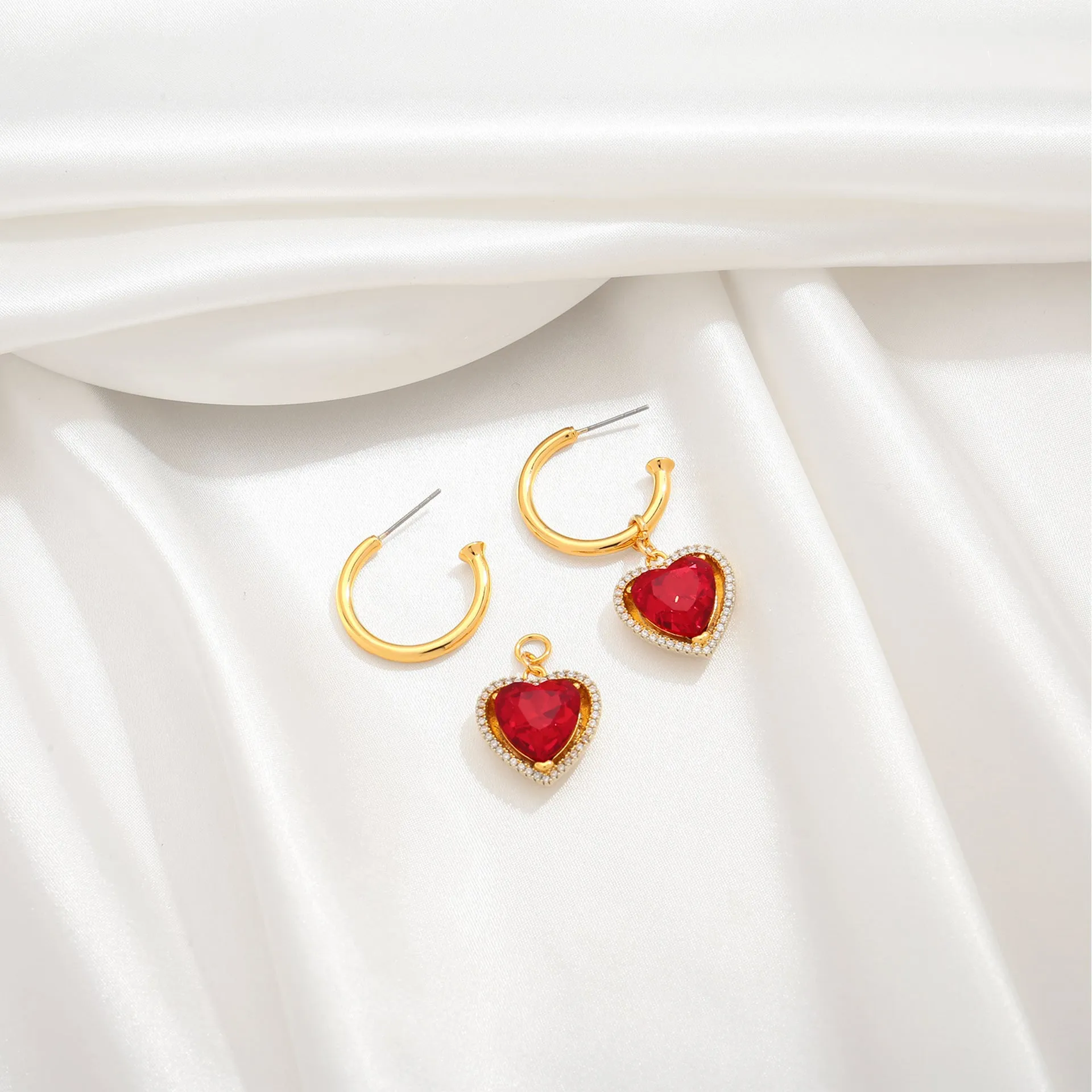 Light luxury retro red heart-shaped earrings, Herben-style noble lady's high-end and elegant ear rings, heart-shaped zircon earrings sold by Maiden-Art product image thumbnail 3