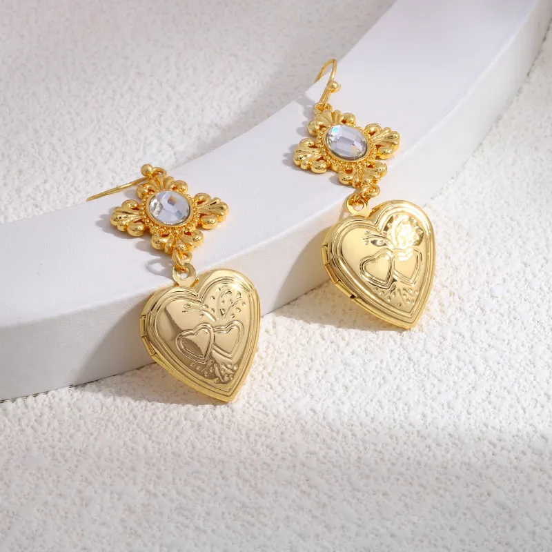 Palace retro temperament earrings, Spring and Autumn fashion peach heart earrings, high-end earrings, French earrings sold by Maiden-Art