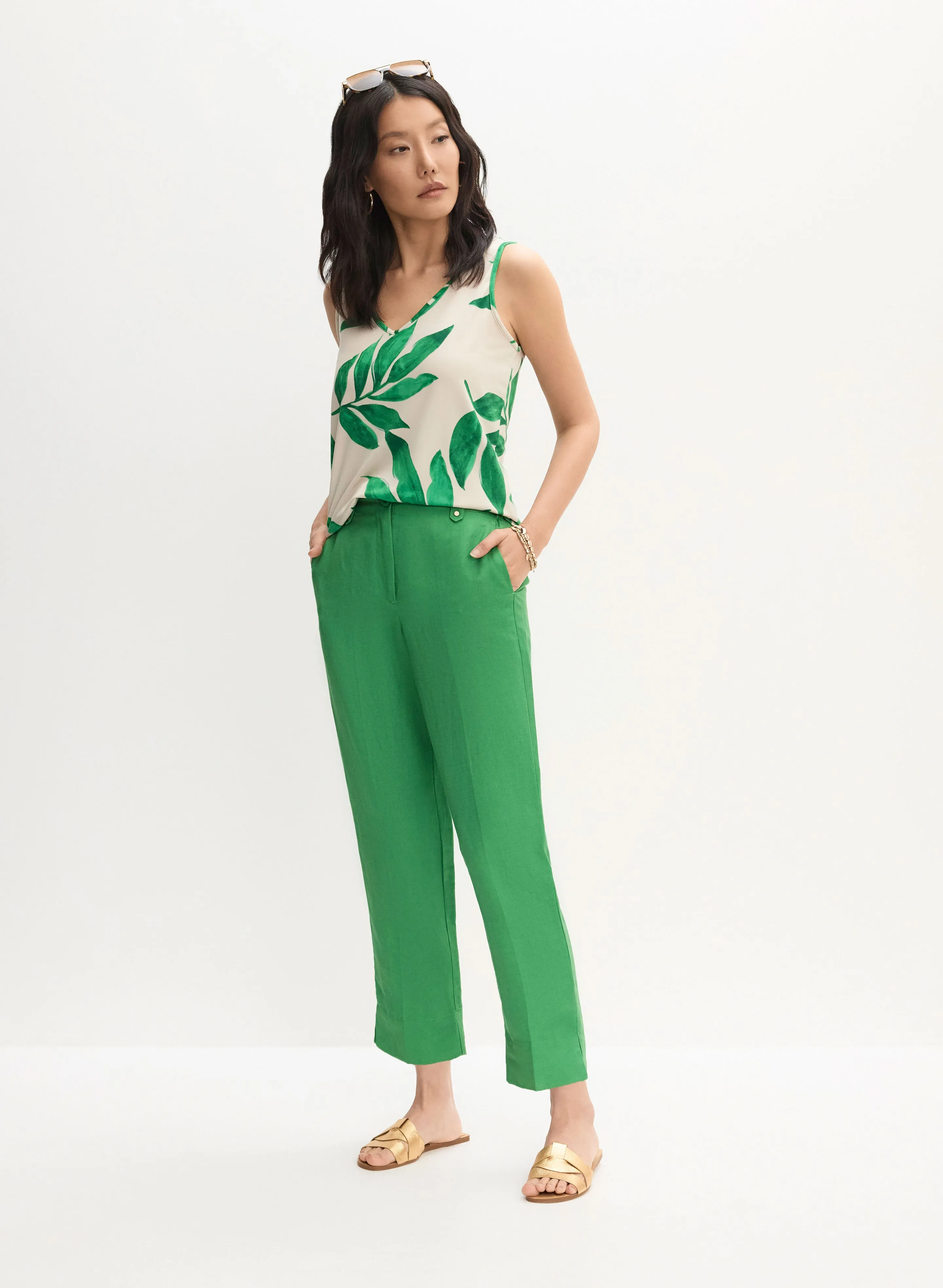 Sleeveless Leaf Print T-Shirt & Linen-Blend Capri Pants sold by Melanie Lyne