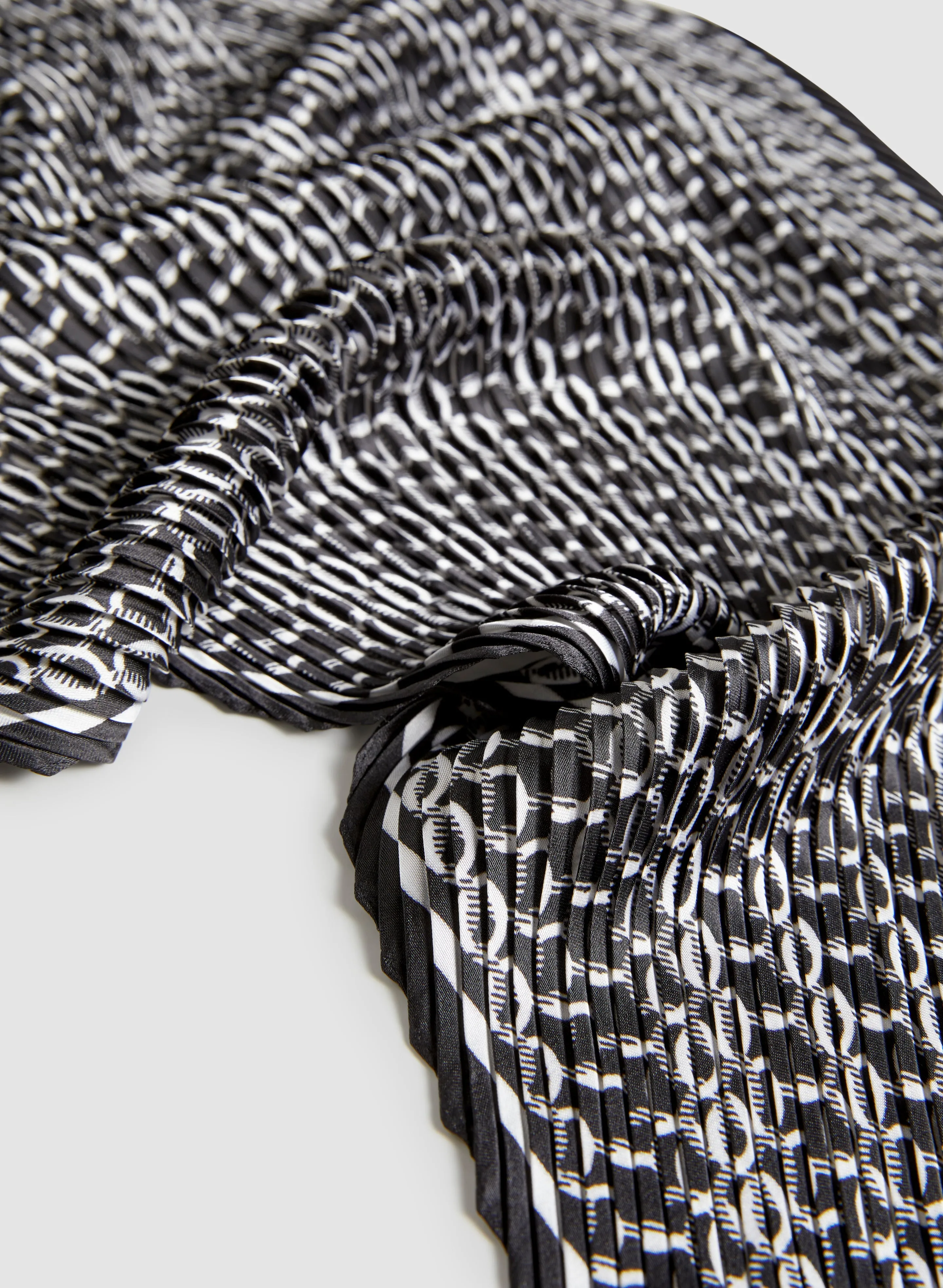 Chain Link Motif Square Scarf sold by Melanie Lyne product image thumbnail 2