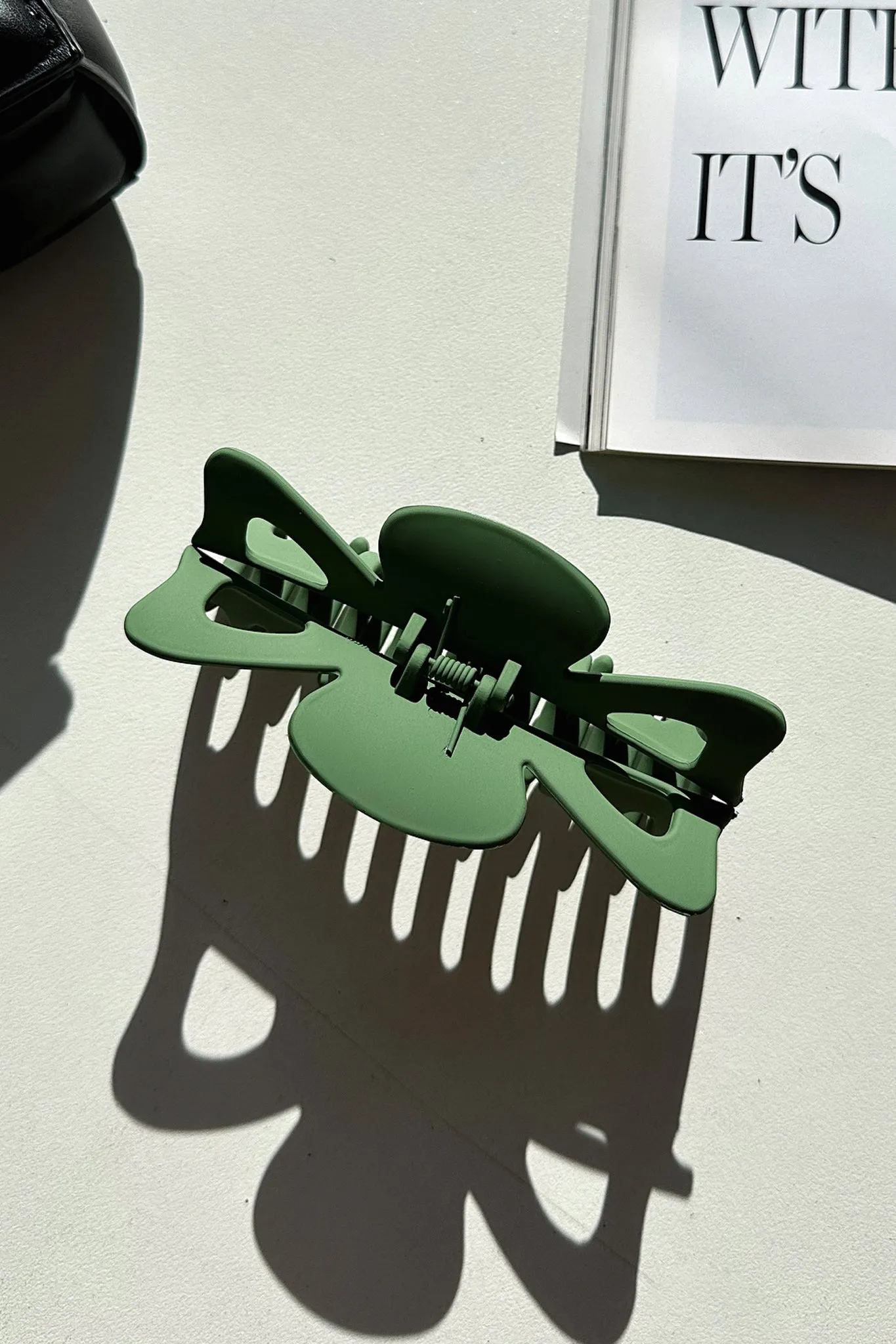 Eli Claw Clip - Green sold by Thats So Fetch