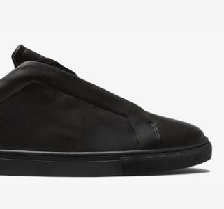 Low 1 Laceless | Jet Black sold by Oliver Cabell