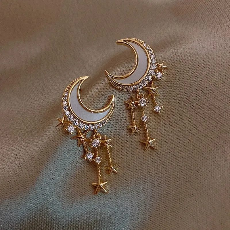 Boucles d’oreilles lune filante sold by Vintage Romance