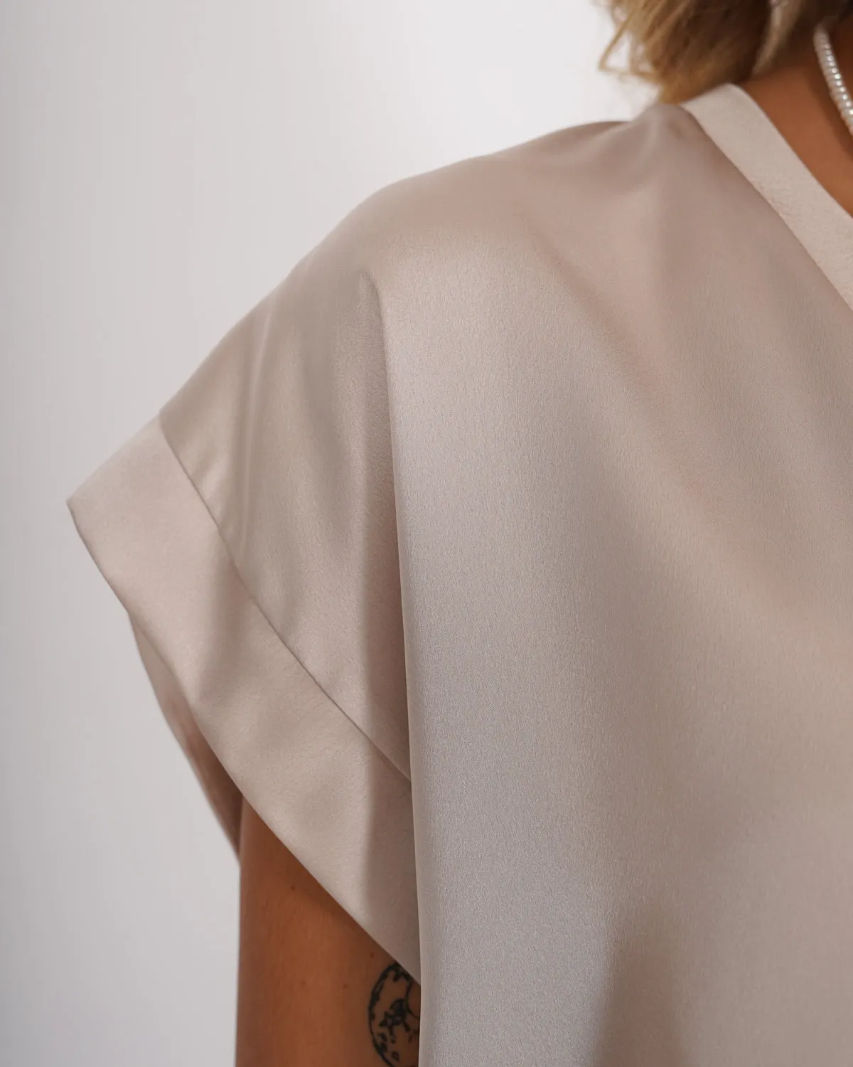 Blusa scollo a v in mano raso - Idrante sold by Hope Fashion product image thumbnail 5