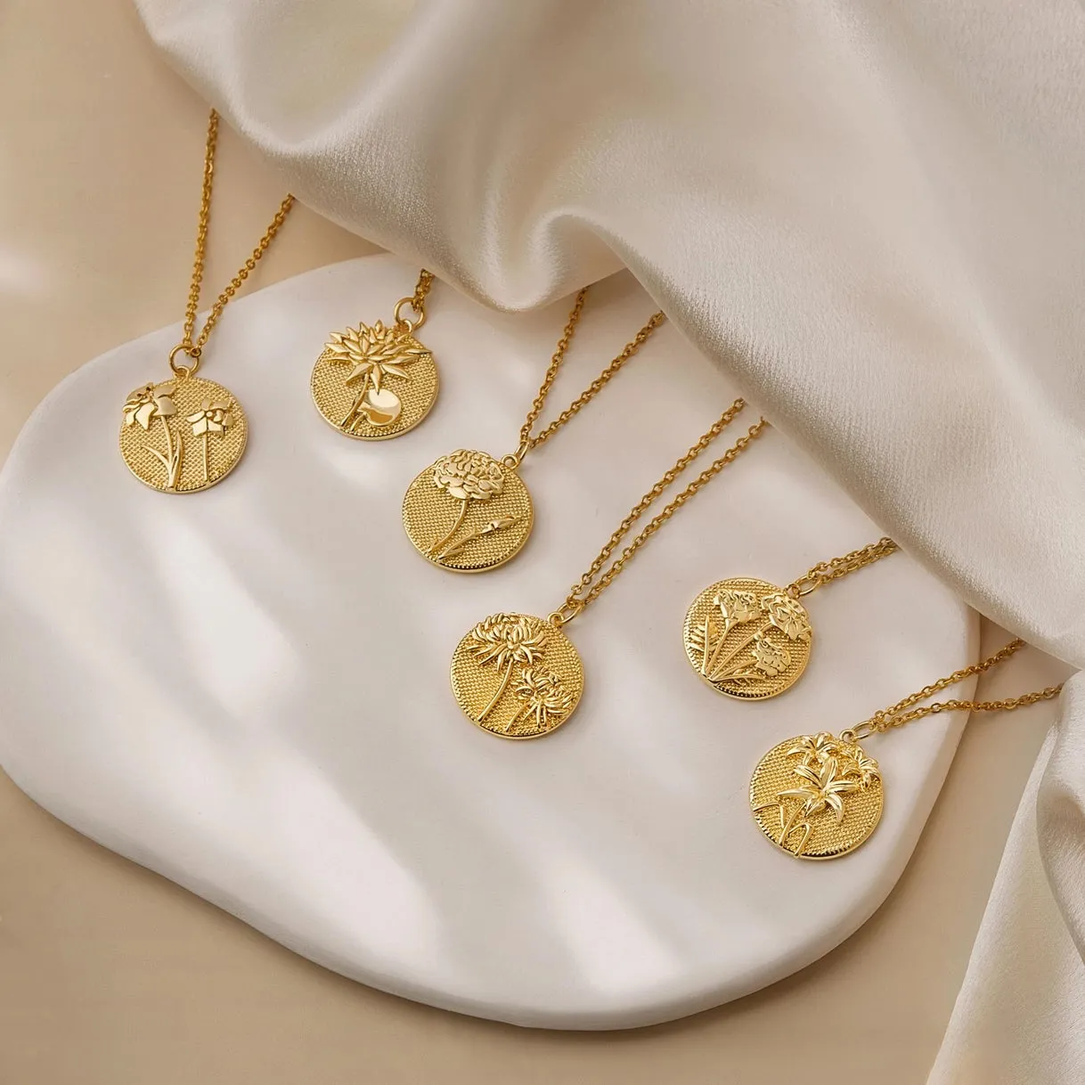 "To My Beautiful Mom" 3D Birth Flower Necklace sold by Anavia product image thumbnail 3